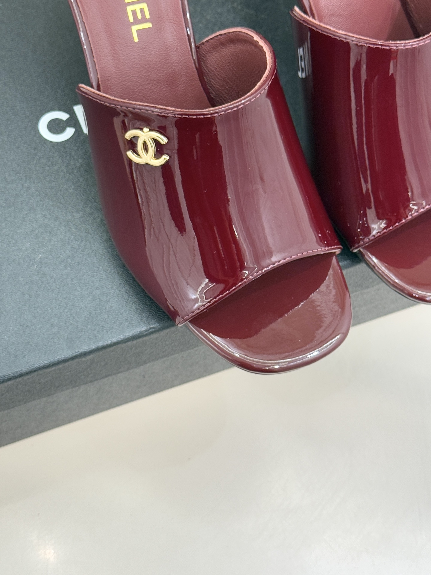 CHANE*｜小香经典走秀款酒杯跟高跟鱼嘴拖鞋当巴黎秀场的聚光灯聚焦于足尖这款秀款拖鞋便以极致优雅书写法