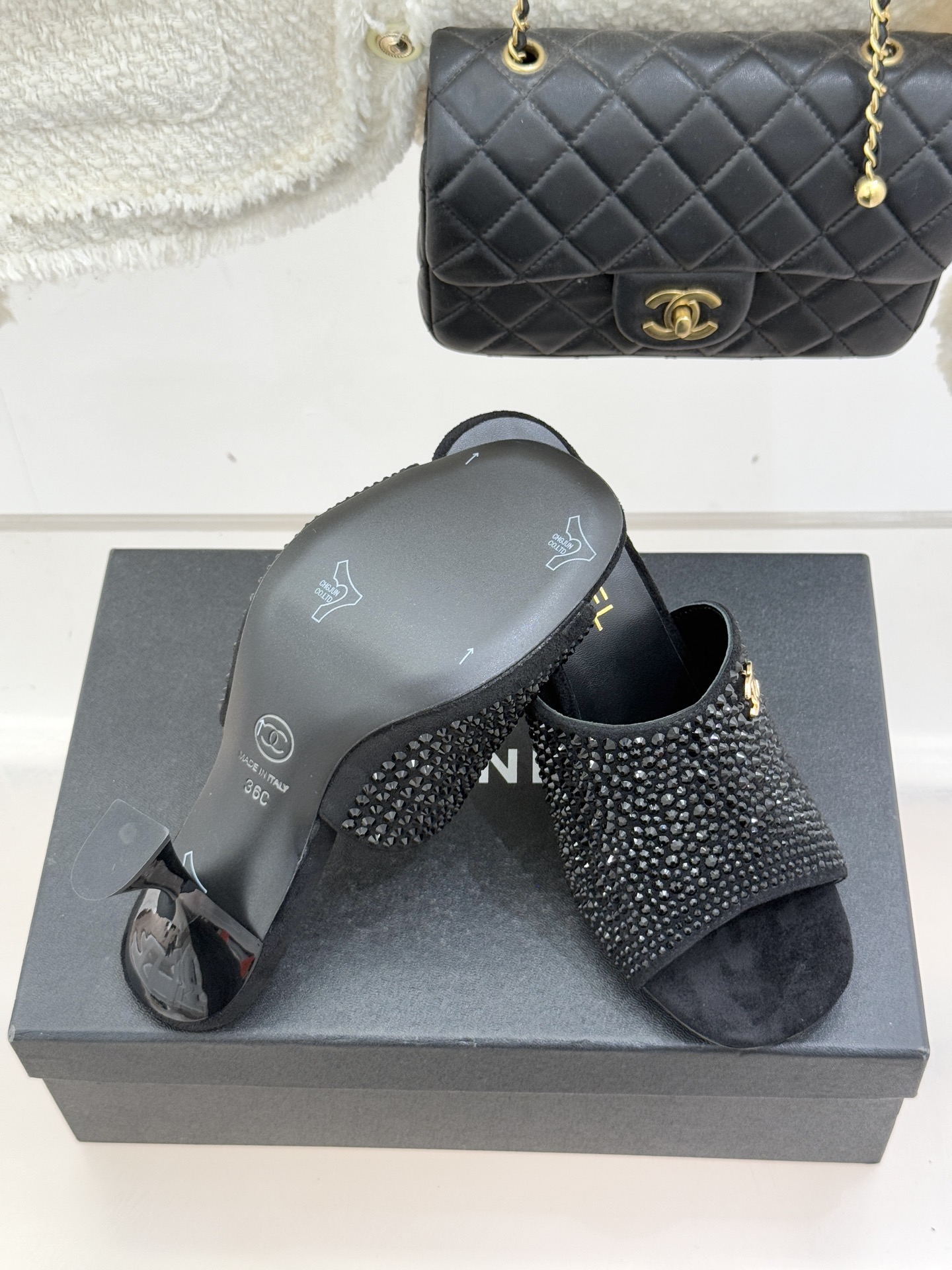 CHANE*｜小香经典走秀款酒杯跟高跟鱼嘴拖鞋当巴黎秀场的聚光灯聚焦于足尖这款秀款拖鞋便以极致优雅书写法