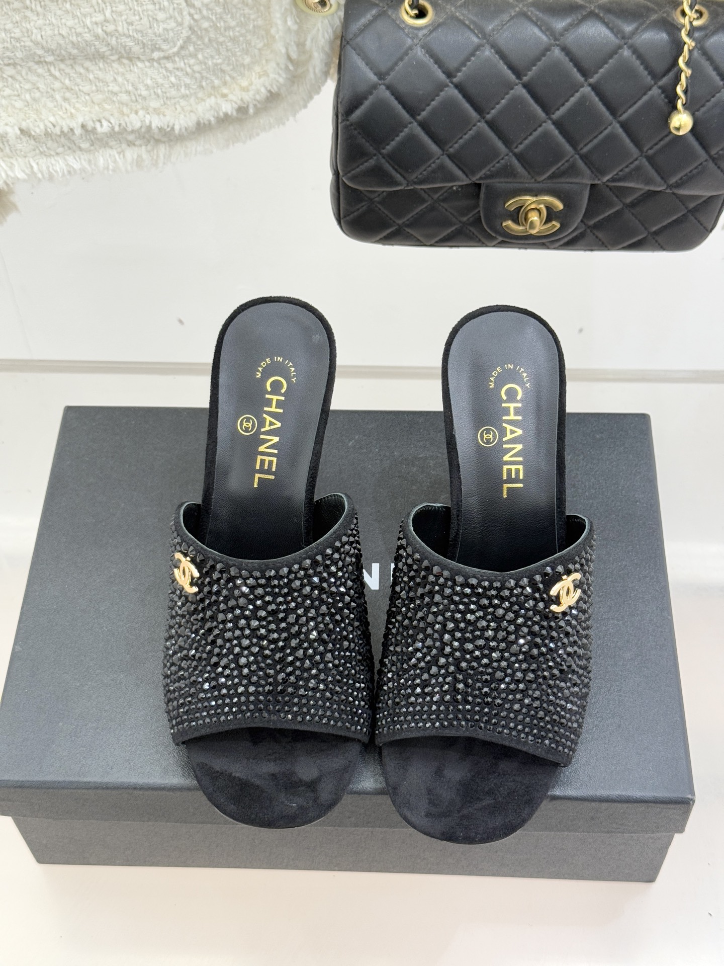 CHANE*｜小香经典走秀款酒杯跟高跟鱼嘴拖鞋当巴黎秀场的聚光灯聚焦于足尖这款秀款拖鞋便以极致优雅书写法