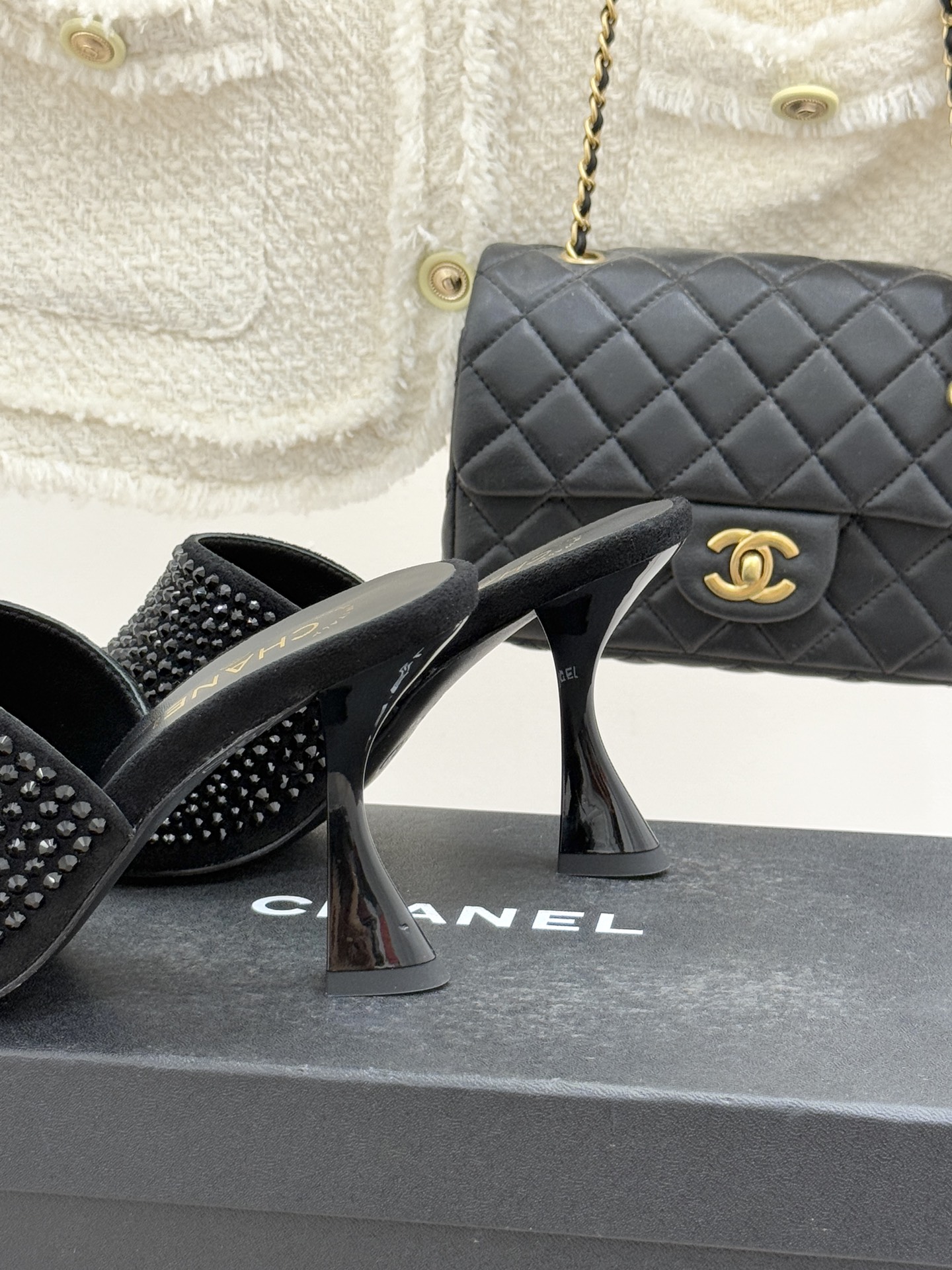 CHANE*｜小香经典走秀款酒杯跟高跟鱼嘴拖鞋当巴黎秀场的聚光灯聚焦于足尖这款秀款拖鞋便以极致优雅书写法