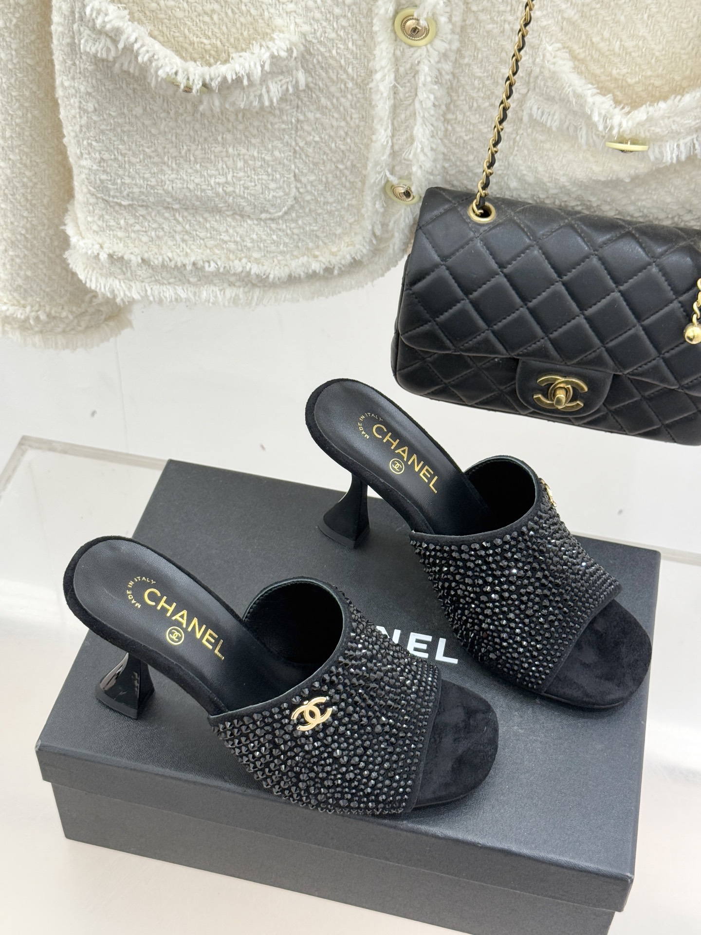 CHANE*｜小香经典走秀款酒杯跟高跟鱼嘴拖鞋当巴黎秀场的聚光灯聚焦于足尖这款秀款拖鞋便以极致优雅书写法