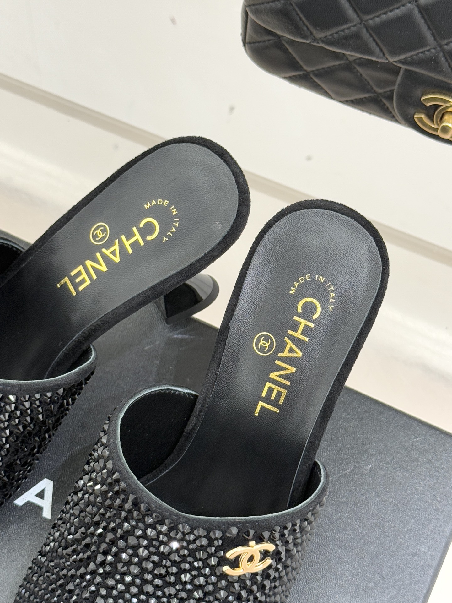 CHANE*｜小香经典走秀款酒杯跟高跟鱼嘴拖鞋当巴黎秀场的聚光灯聚焦于足尖这款秀款拖鞋便以极致优雅书写法