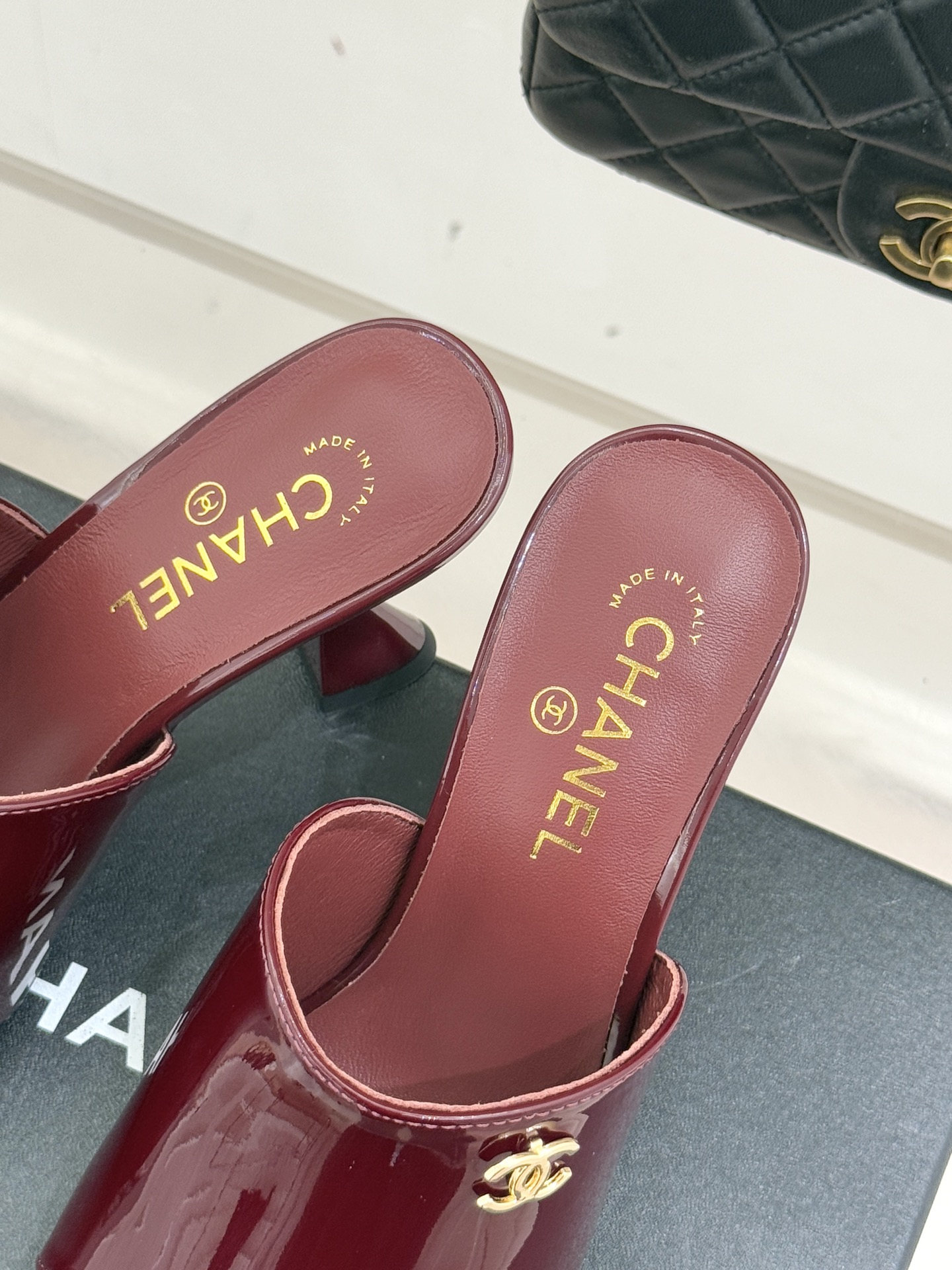 CHANE*｜小香经典走秀款酒杯跟高跟鱼嘴拖鞋当巴黎秀场的聚光灯聚焦于足尖这款秀款拖鞋便以极致优雅书写法