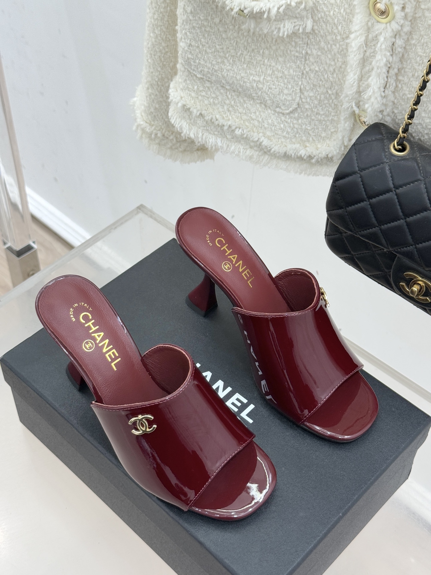 CHANE*｜小香经典走秀款酒杯跟高跟鱼嘴拖鞋当巴黎秀场的聚光灯聚焦于足尖这款秀款拖鞋便以极致优雅书写法