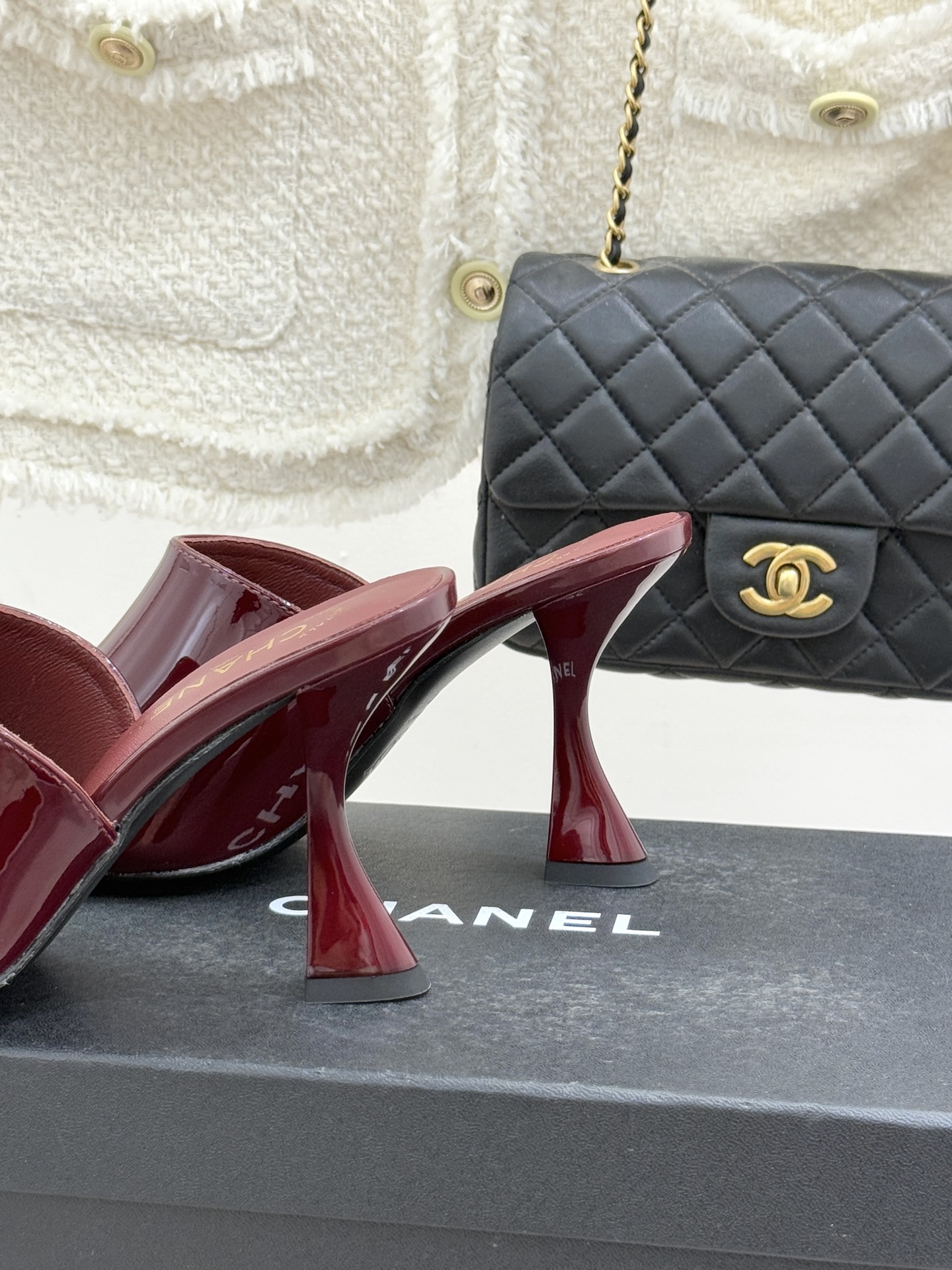 CHANE*｜小香经典走秀款酒杯跟高跟鱼嘴拖鞋当巴黎秀场的聚光灯聚焦于足尖这款秀款拖鞋便以极致优雅书写法