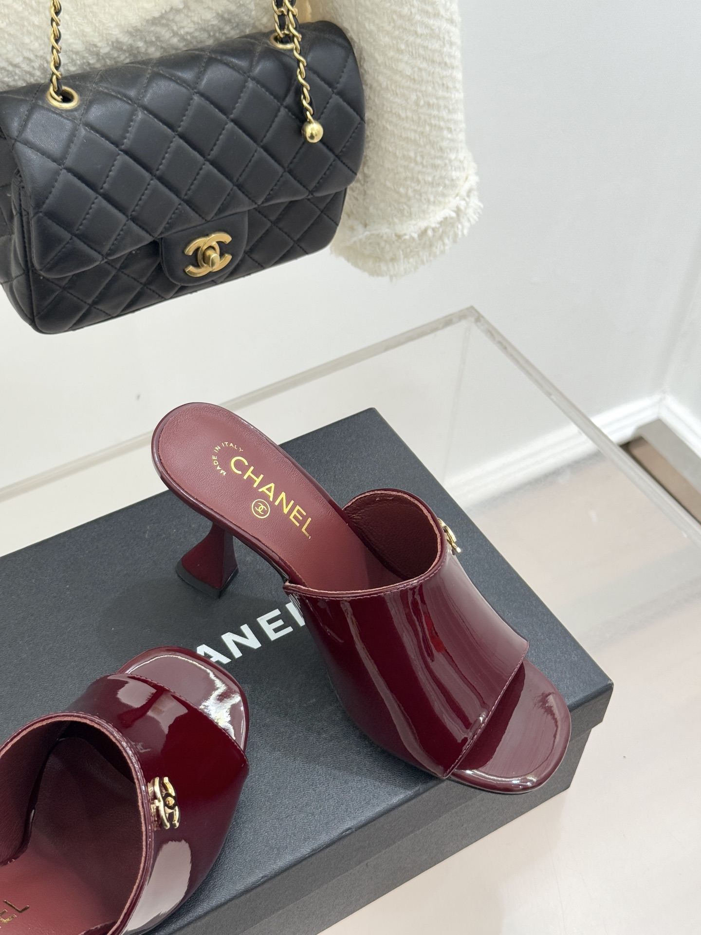 CHANE*｜小香经典走秀款酒杯跟高跟鱼嘴拖鞋当巴黎秀场的聚光灯聚焦于足尖这款秀款拖鞋便以极致优雅书写法