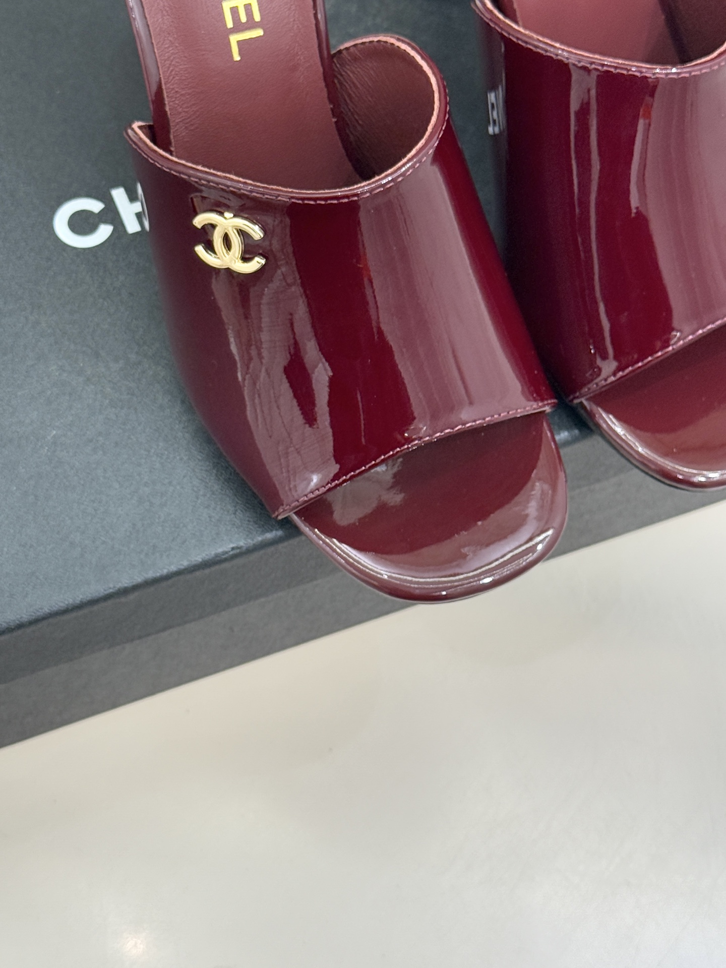 CHANE*｜小香经典走秀款酒杯跟高跟鱼嘴拖鞋当巴黎秀场的聚光灯聚焦于足尖这款秀款拖鞋便以极致优雅书写法