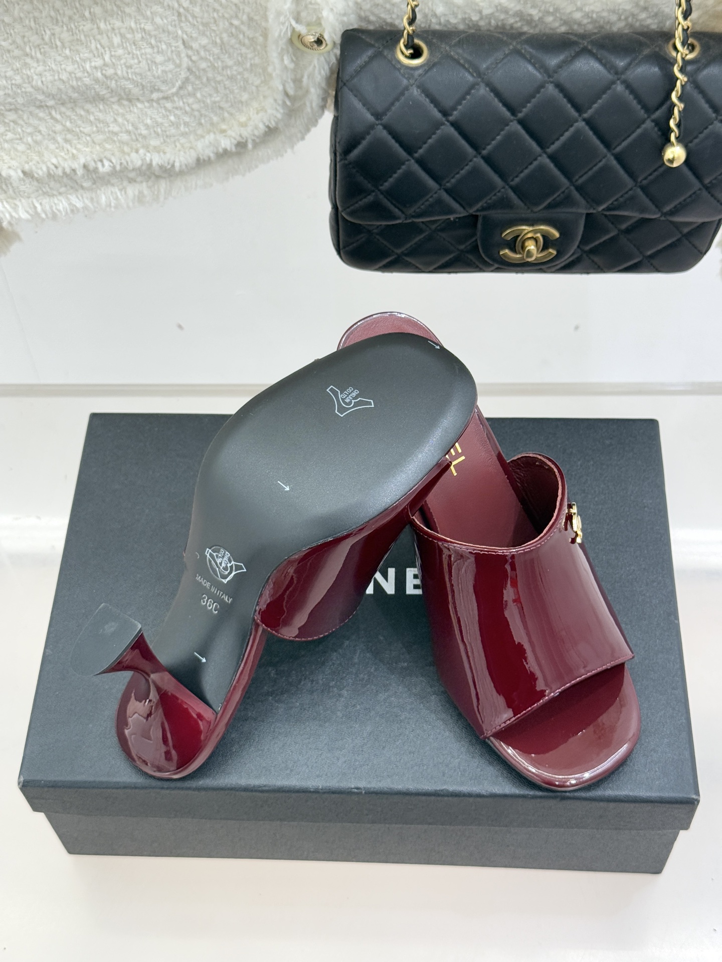 CHANE*｜小香经典走秀款酒杯跟高跟鱼嘴拖鞋当巴黎秀场的聚光灯聚焦于足尖这款秀款拖鞋便以极致优雅书写法