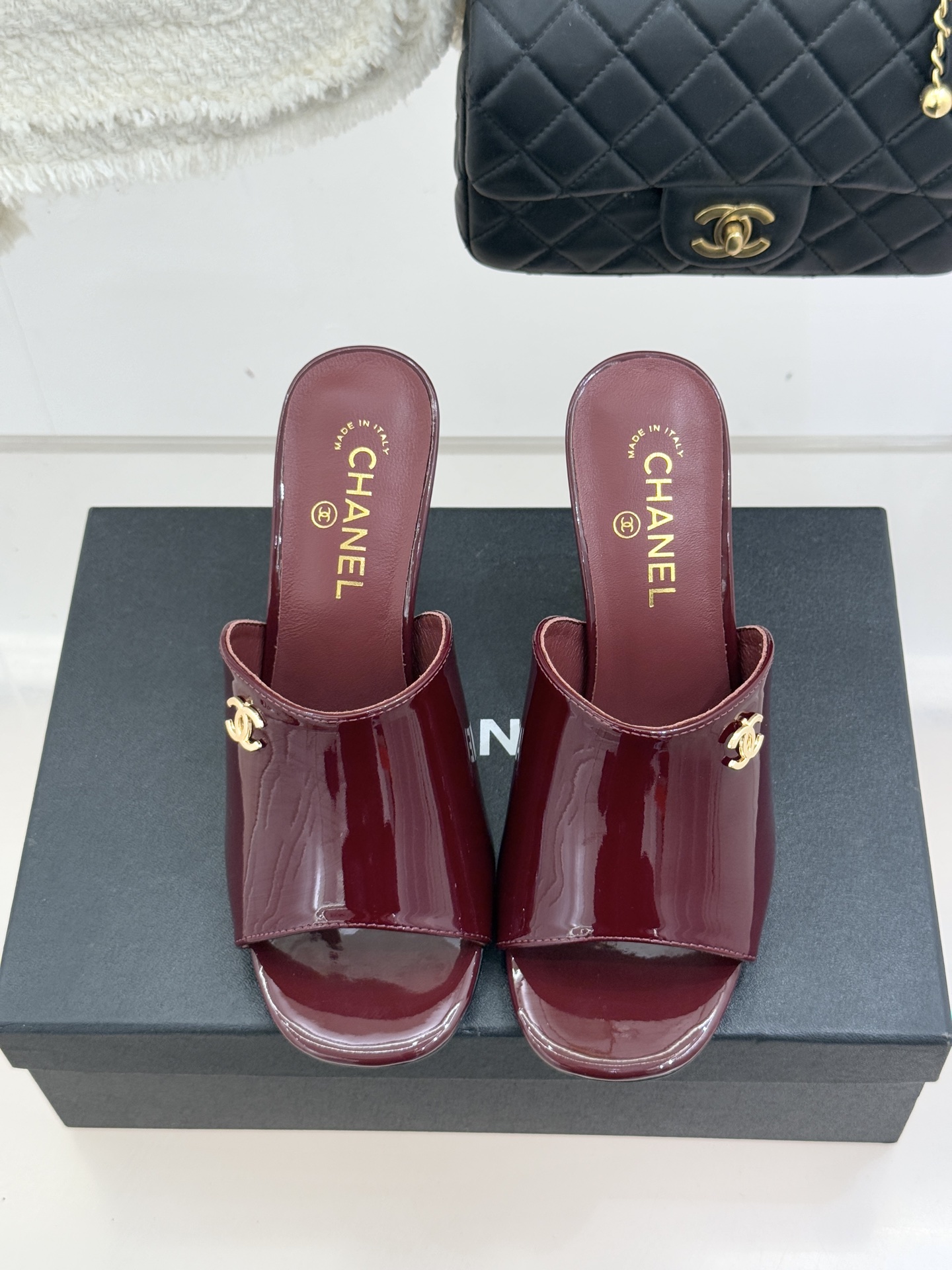 CHANE*｜小香经典走秀款酒杯跟高跟鱼嘴拖鞋当巴黎秀场的聚光灯聚焦于足尖这款秀款拖鞋便以极致优雅书写法