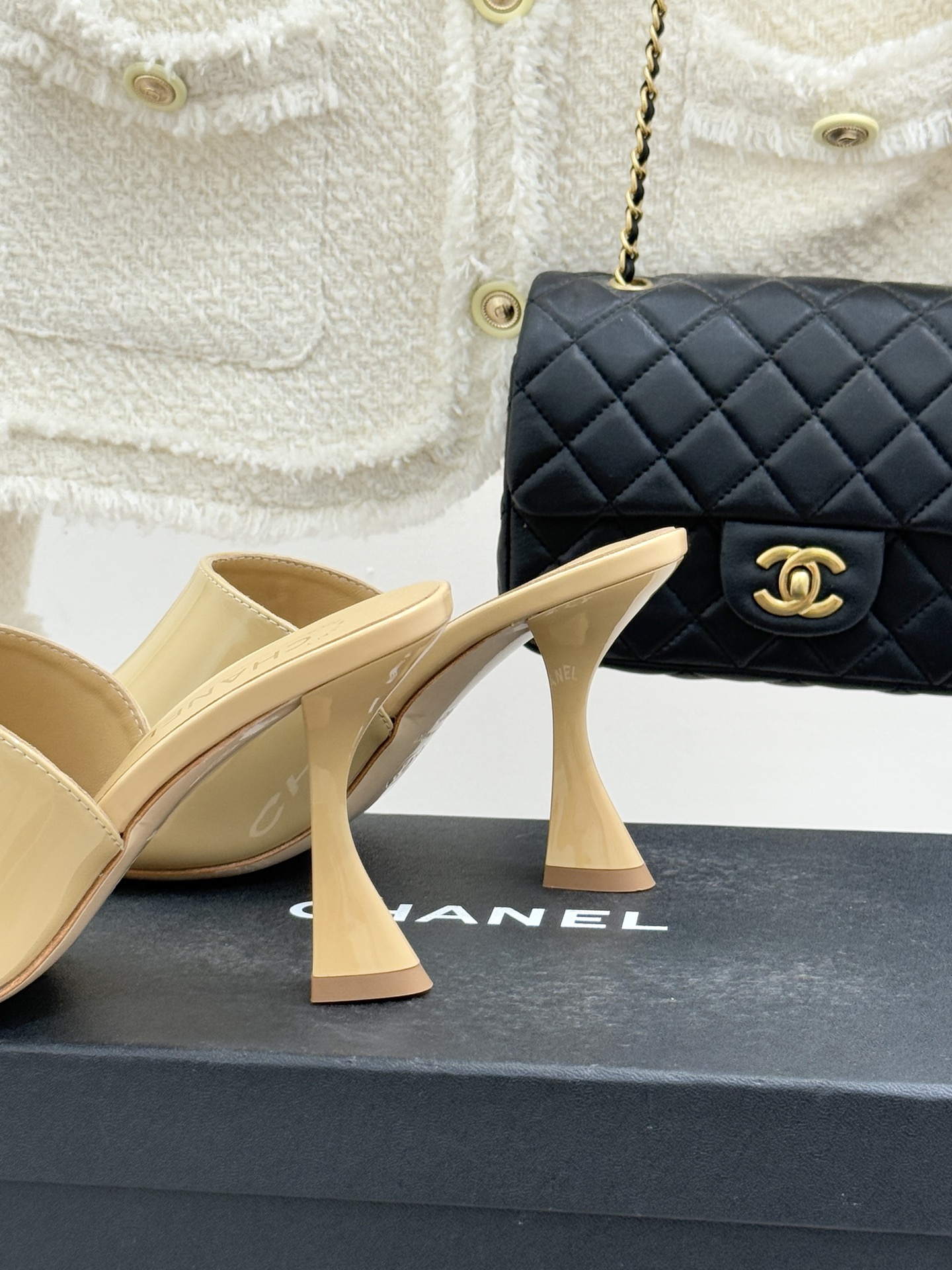 CHANE*｜小香经典走秀款酒杯跟高跟鱼嘴拖鞋当巴黎秀场的聚光灯聚焦于足尖这款秀款拖鞋便以极致优雅书写法