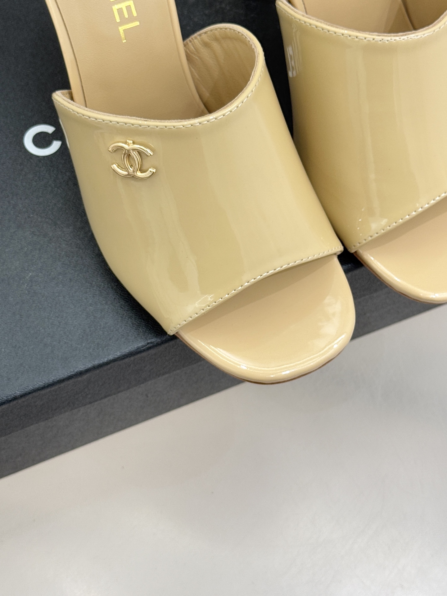 CHANE*｜小香经典走秀款酒杯跟高跟鱼嘴拖鞋当巴黎秀场的聚光灯聚焦于足尖这款秀款拖鞋便以极致优雅书写法