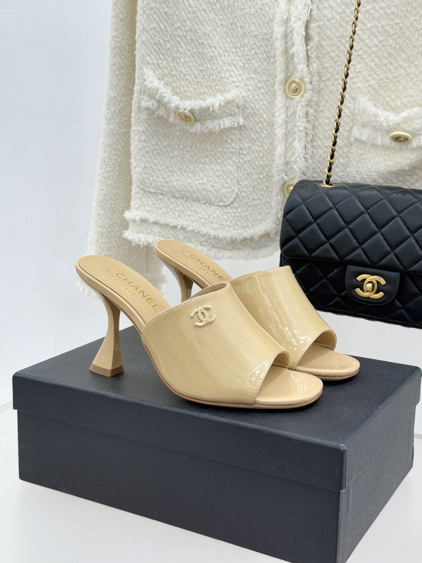 CHANE*｜小香经典走秀款酒杯跟高跟鱼嘴拖鞋当巴黎秀场的聚光灯聚焦于足尖这款秀款拖鞋便以极致优雅书写法