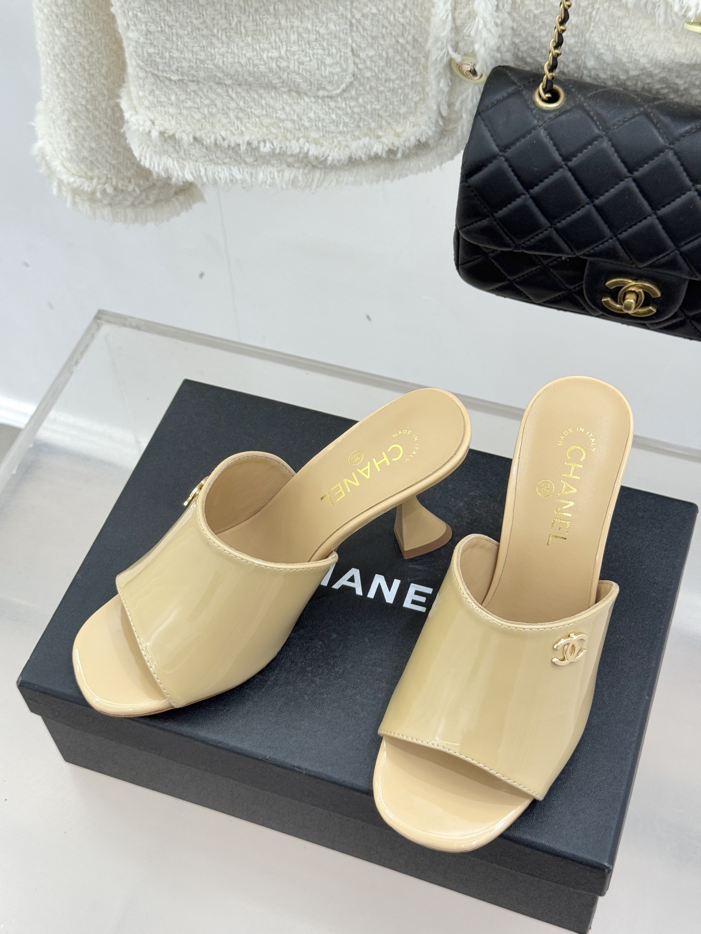 CHANE*｜小香经典走秀款酒杯跟高跟鱼嘴拖鞋当巴黎秀场的聚光灯聚焦于足尖这款秀款拖鞋便以极致优雅书写法