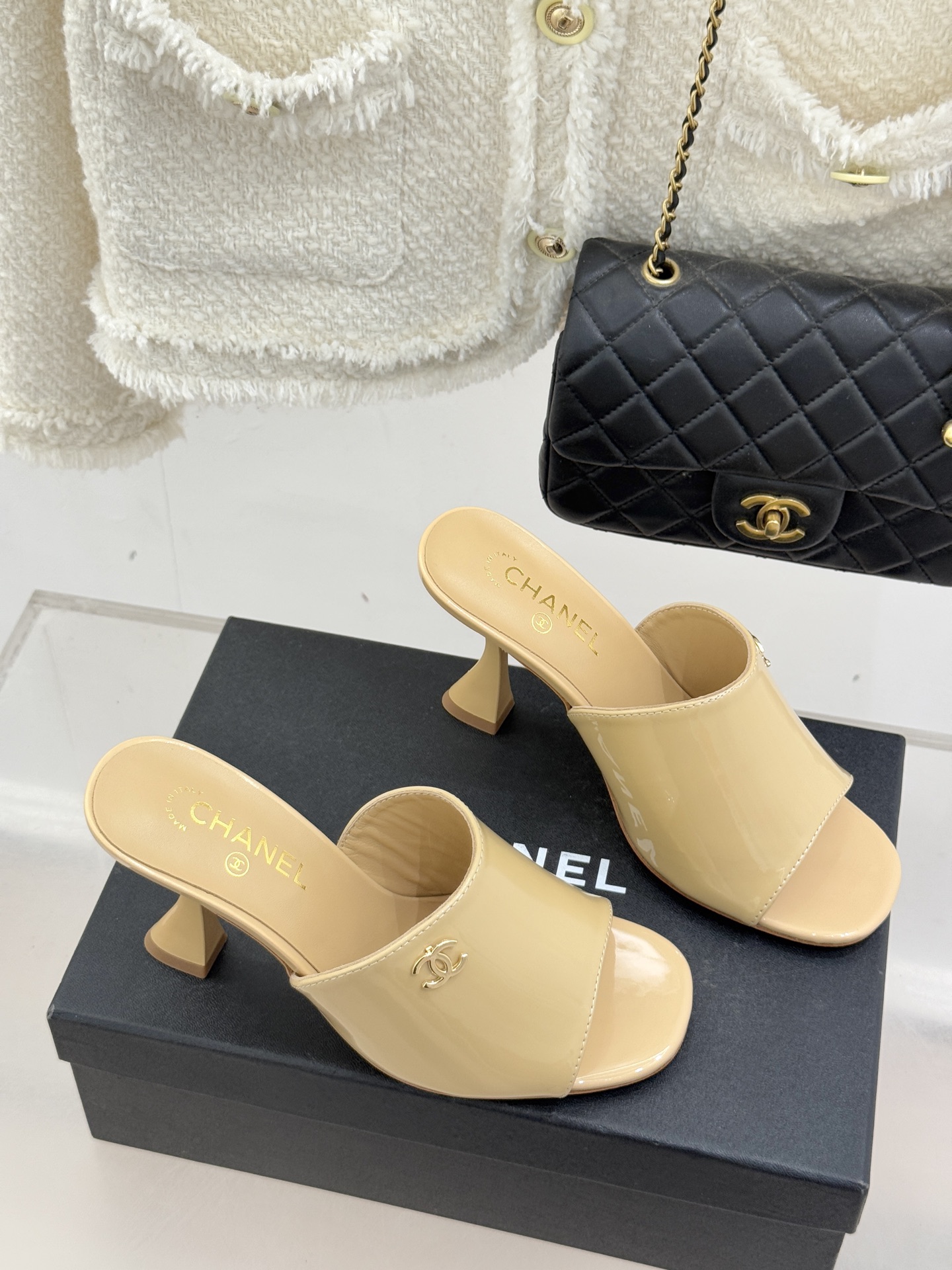 CHANE*｜小香经典走秀款酒杯跟高跟鱼嘴拖鞋当巴黎秀场的聚光灯聚焦于足尖这款秀款拖鞋便以极致优雅书写法