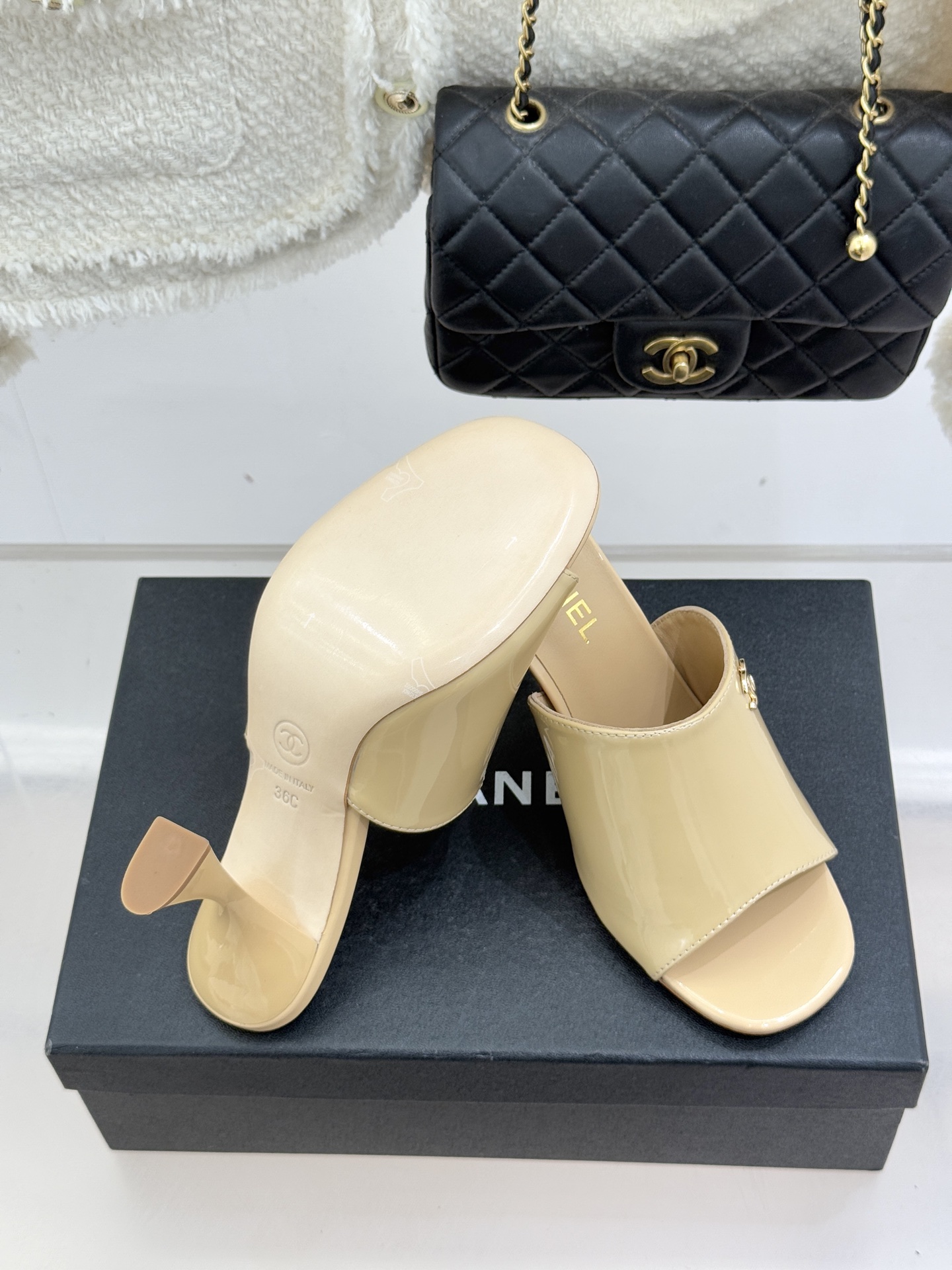 CHANE*｜小香经典走秀款酒杯跟高跟鱼嘴拖鞋当巴黎秀场的聚光灯聚焦于足尖这款秀款拖鞋便以极致优雅书写法