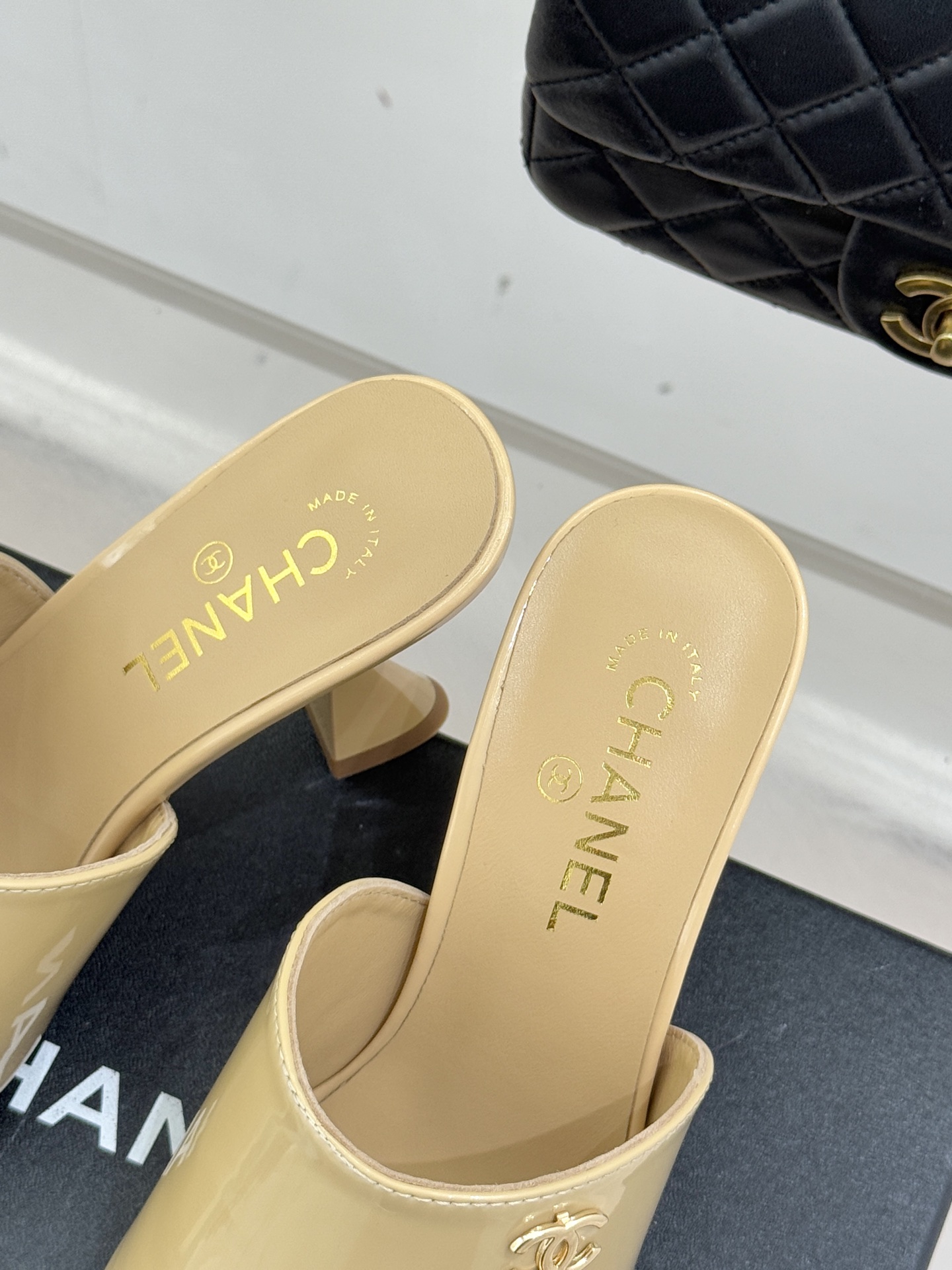 CHANE*｜小香经典走秀款酒杯跟高跟鱼嘴拖鞋当巴黎秀场的聚光灯聚焦于足尖这款秀款拖鞋便以极致优雅书写法