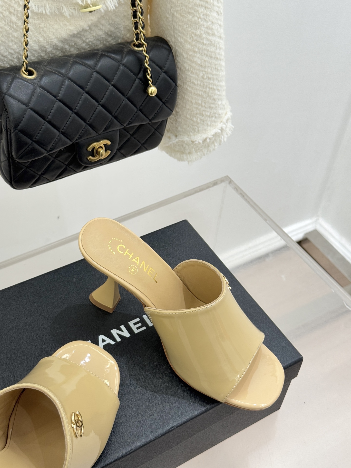 CHANE*｜小香经典走秀款酒杯跟高跟鱼嘴拖鞋当巴黎秀场的聚光灯聚焦于足尖这款秀款拖鞋便以极致优雅书写法