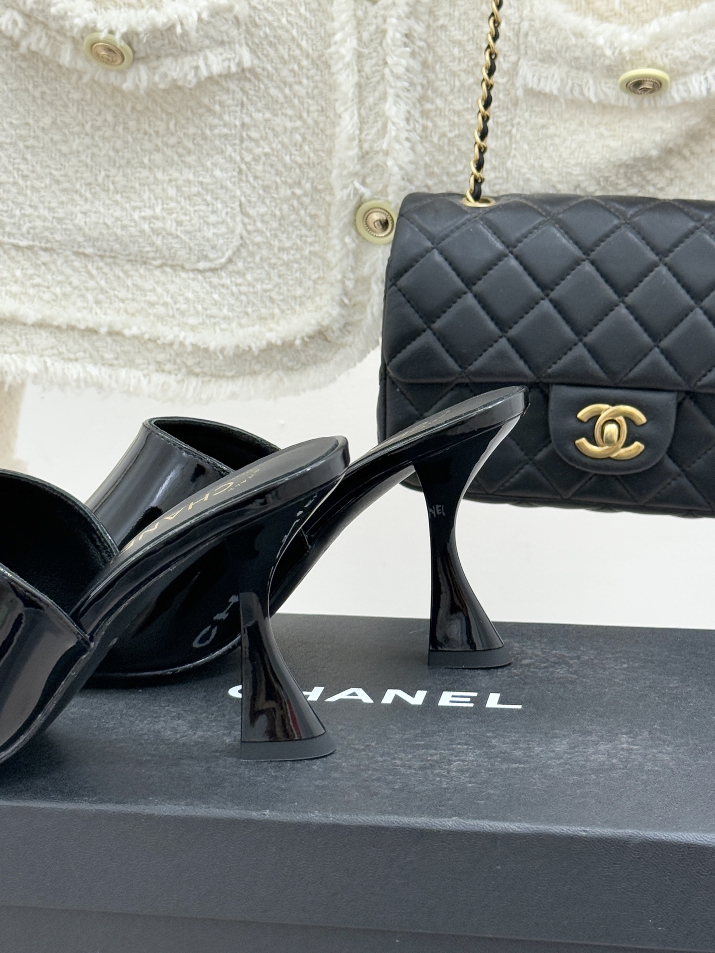 CHANE*｜小香经典走秀款酒杯跟高跟鱼嘴拖鞋当巴黎秀场的聚光灯聚焦于足尖这款秀款拖鞋便以极致优雅书写法