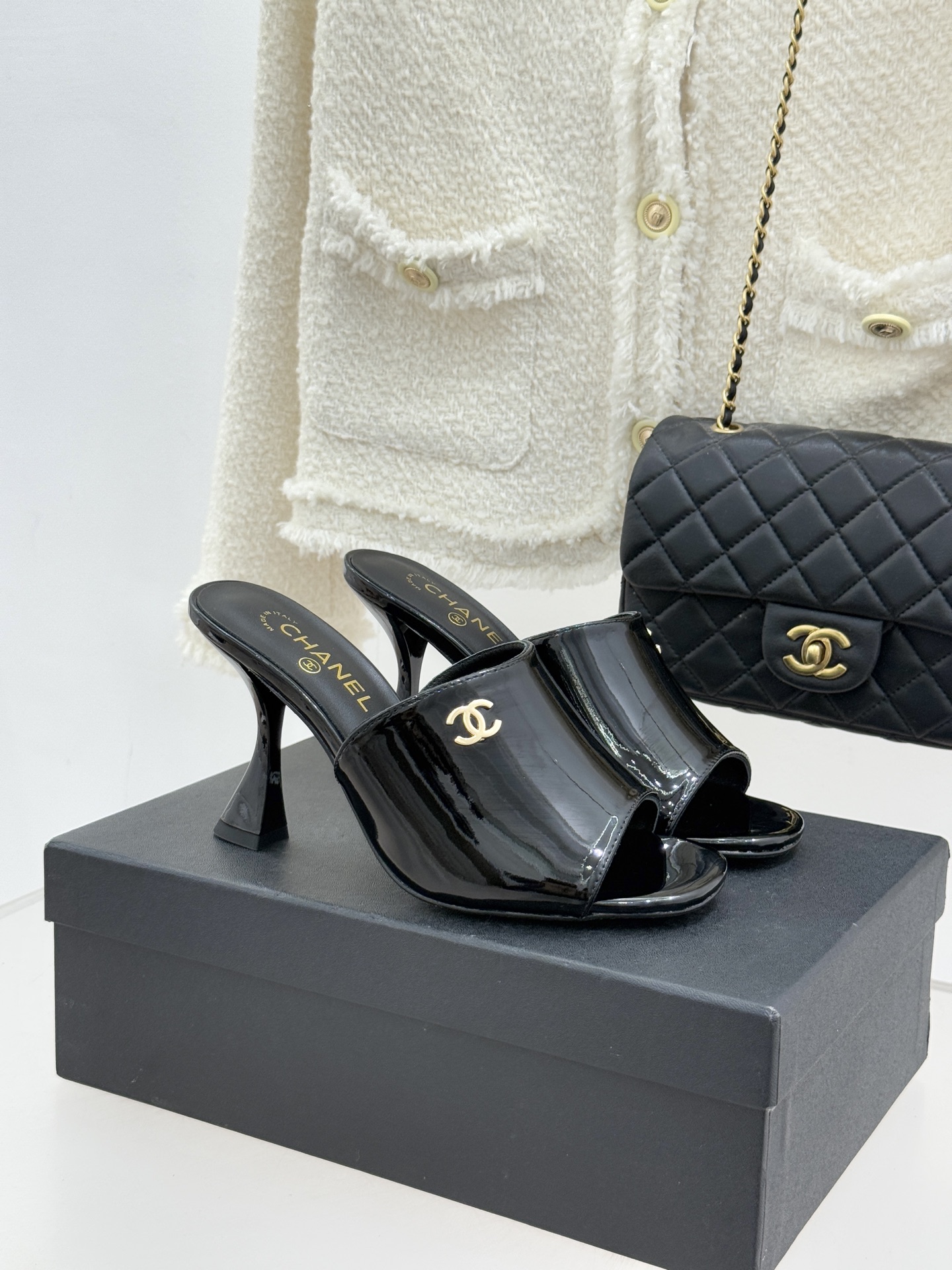 CHANE*｜小香经典走秀款酒杯跟高跟鱼嘴拖鞋当巴黎秀场的聚光灯聚焦于足尖这款秀款拖鞋便以极致优雅书写法