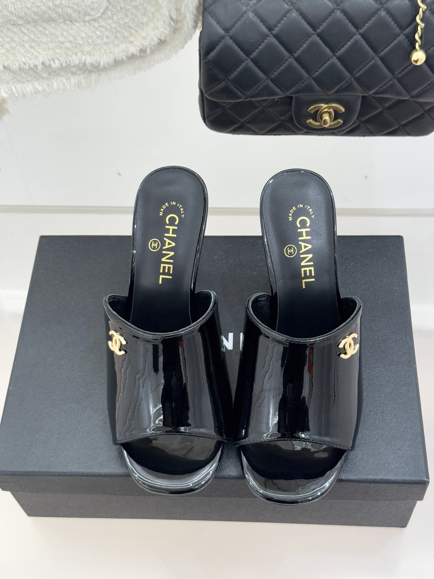 CHANE*｜小香经典走秀款酒杯跟高跟鱼嘴拖鞋当巴黎秀场的聚光灯聚焦于足尖这款秀款拖鞋便以极致优雅书写法