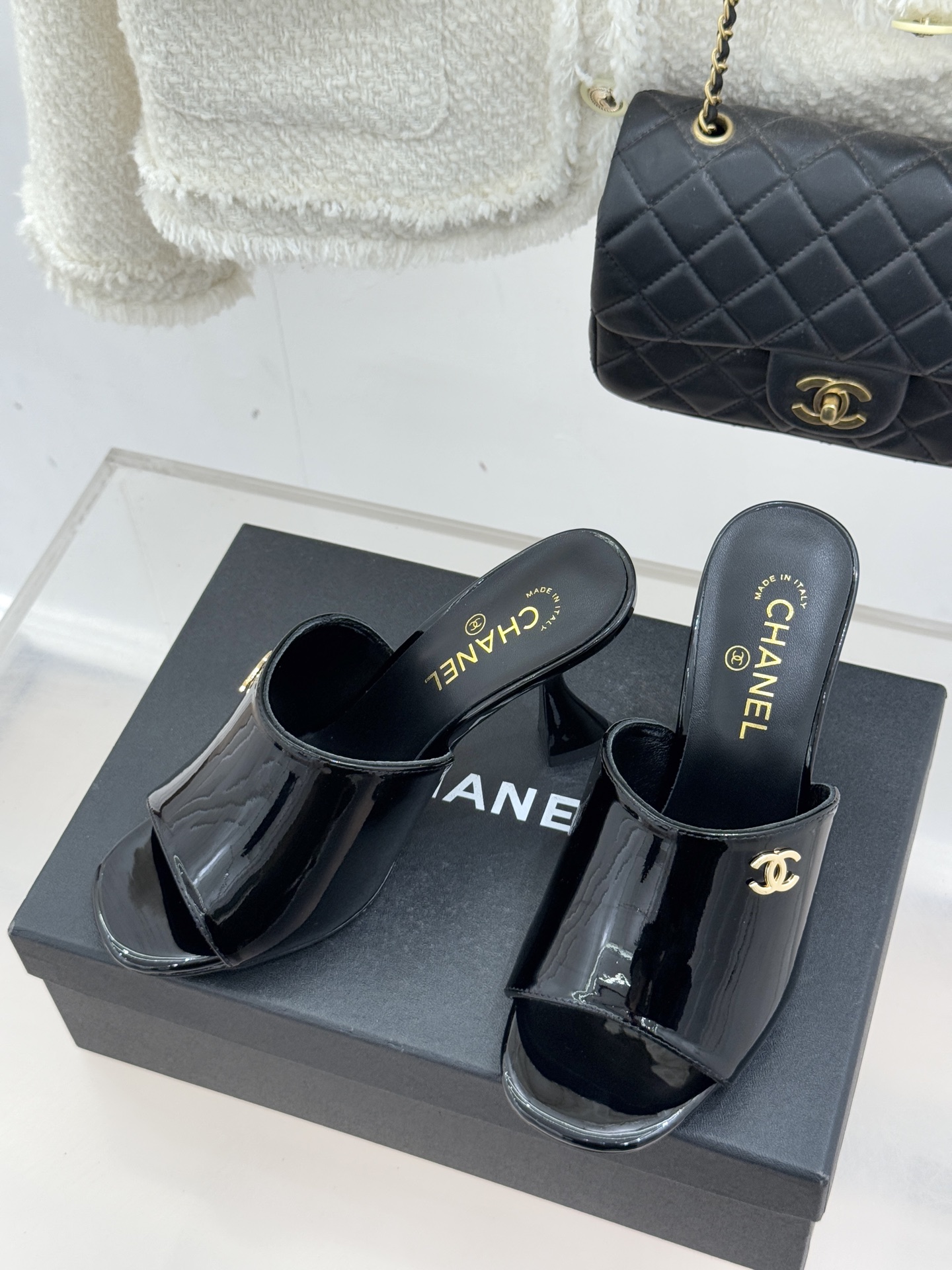 CHANE*｜小香经典走秀款酒杯跟高跟鱼嘴拖鞋当巴黎秀场的聚光灯聚焦于足尖这款秀款拖鞋便以极致优雅书写法