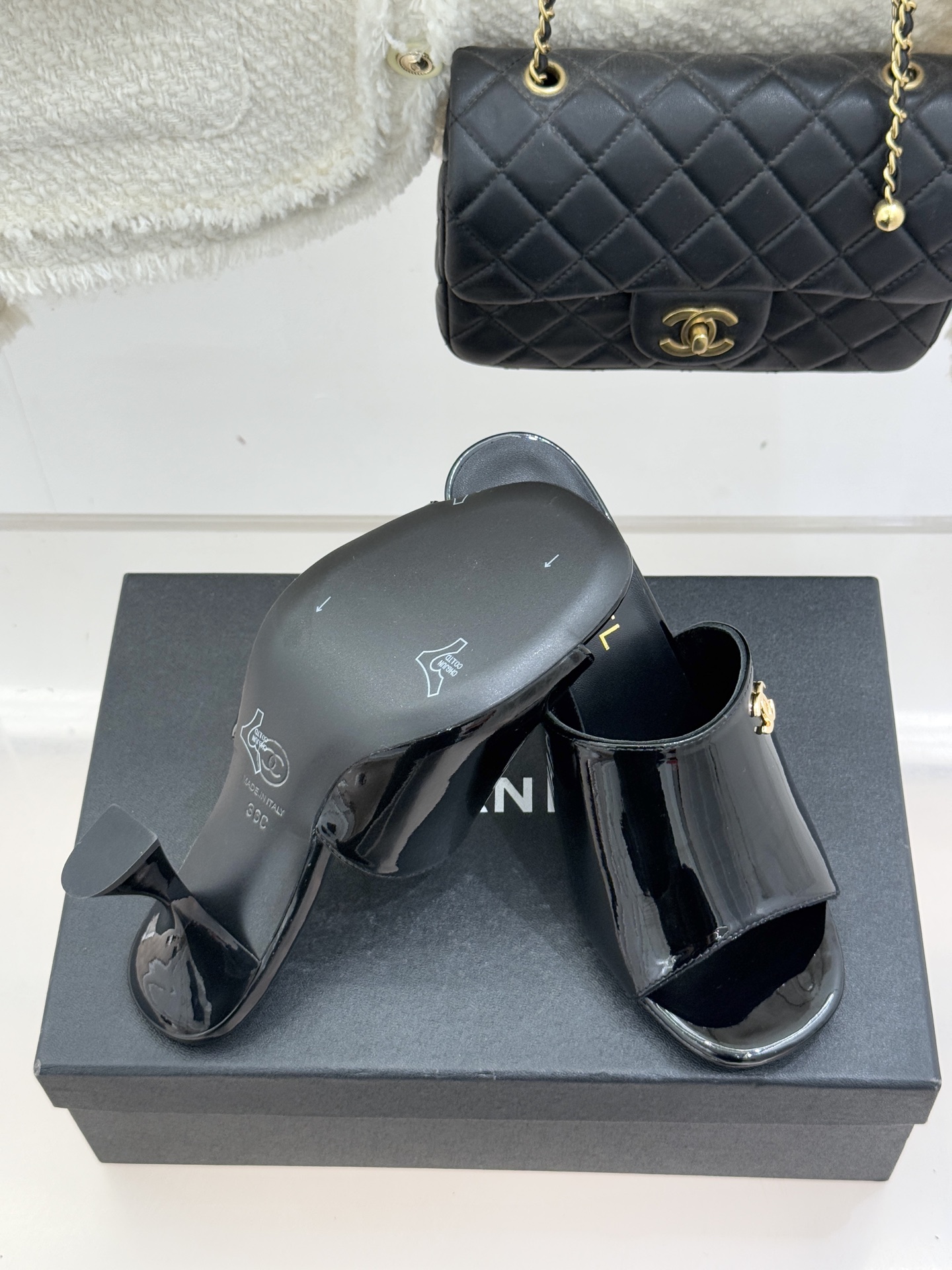 CHANE*｜小香经典走秀款酒杯跟高跟鱼嘴拖鞋当巴黎秀场的聚光灯聚焦于足尖这款秀款拖鞋便以极致优雅书写法