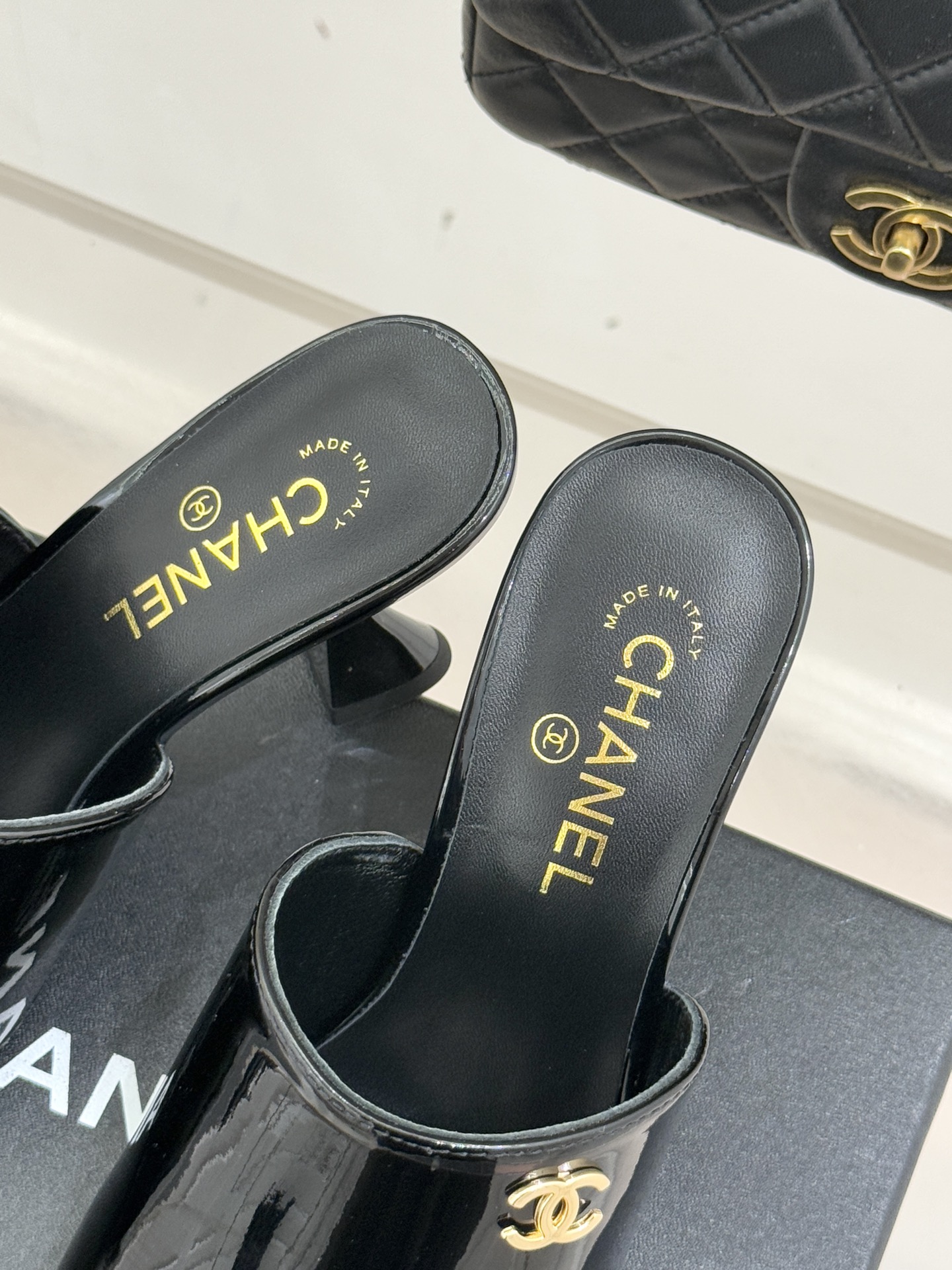 CHANE*｜小香经典走秀款酒杯跟高跟鱼嘴拖鞋当巴黎秀场的聚光灯聚焦于足尖这款秀款拖鞋便以极致优雅书写法