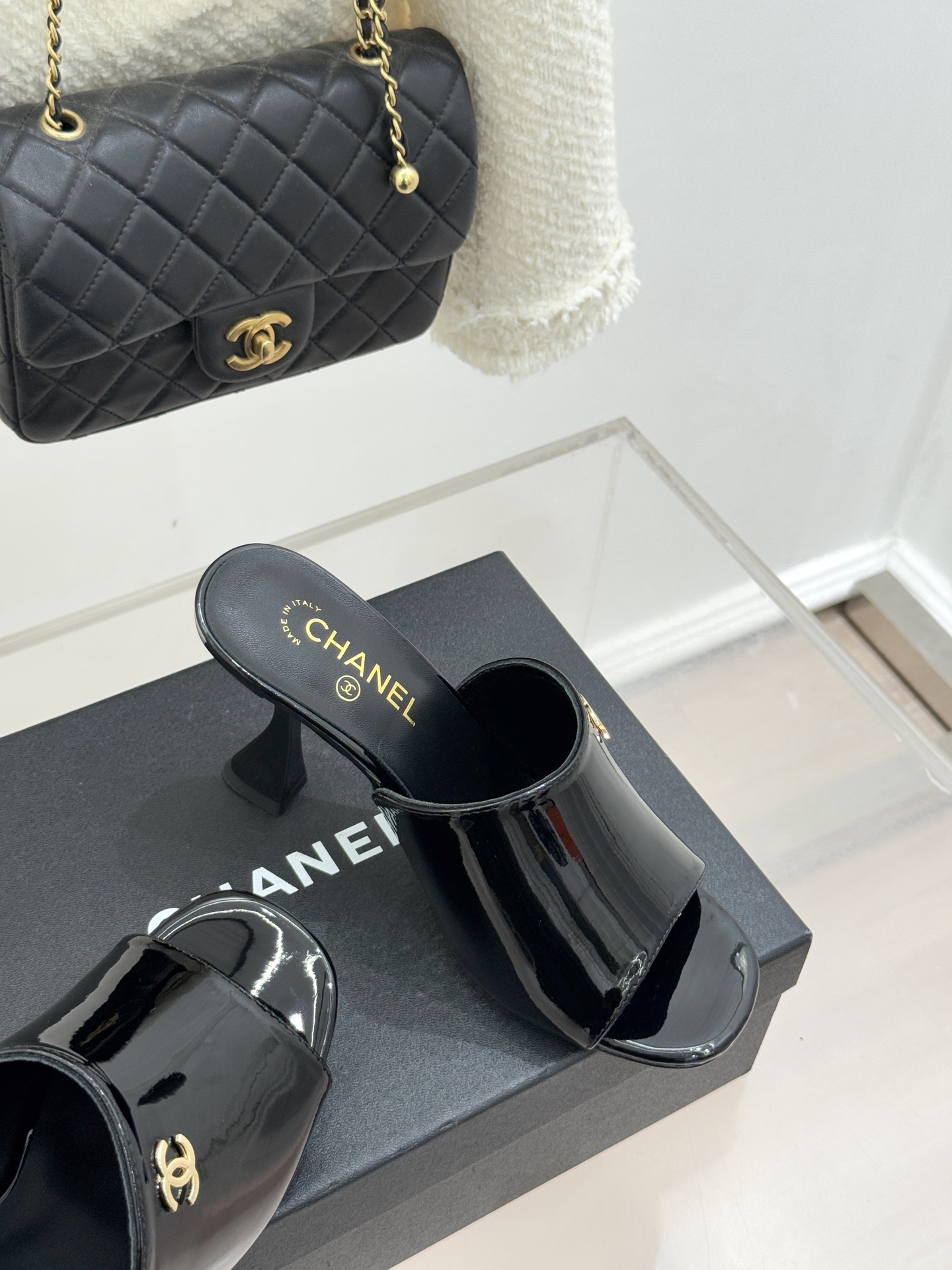 CHANE*｜小香经典走秀款酒杯跟高跟鱼嘴拖鞋当巴黎秀场的聚光灯聚焦于足尖这款秀款拖鞋便以极致优雅书写法