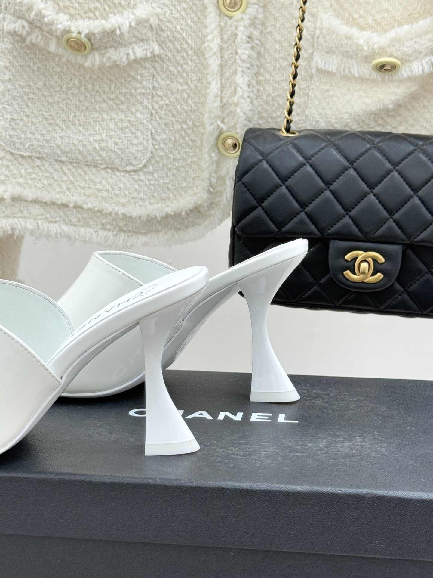 CHANE*｜小香经典走秀款酒杯跟高跟鱼嘴拖鞋当巴黎秀场的聚光灯聚焦于足尖这款秀款拖鞋便以极致优雅书写法