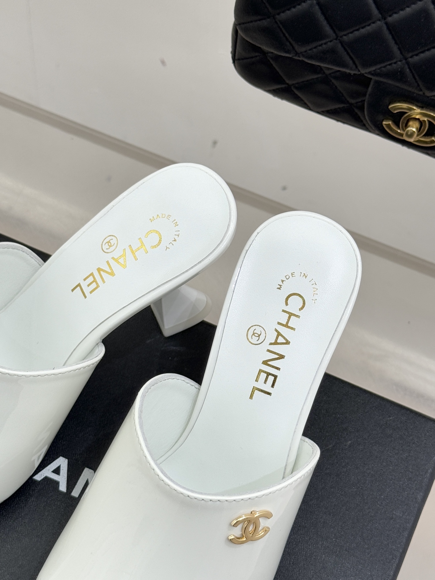 CHANE*｜小香经典走秀款酒杯跟高跟鱼嘴拖鞋当巴黎秀场的聚光灯聚焦于足尖这款秀款拖鞋便以极致优雅书写法