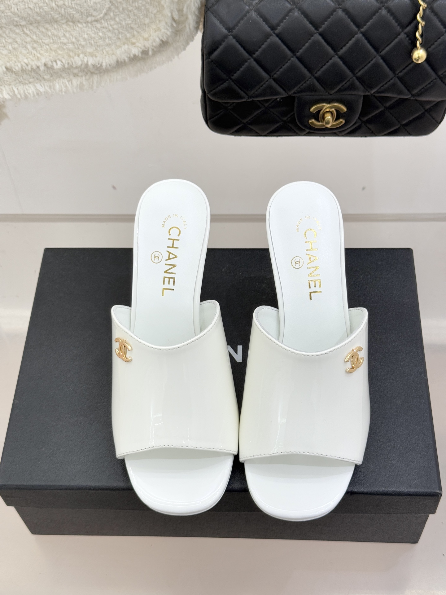 CHANE*｜小香经典走秀款酒杯跟高跟鱼嘴拖鞋当巴黎秀场的聚光灯聚焦于足尖这款秀款拖鞋便以极致优雅书写法