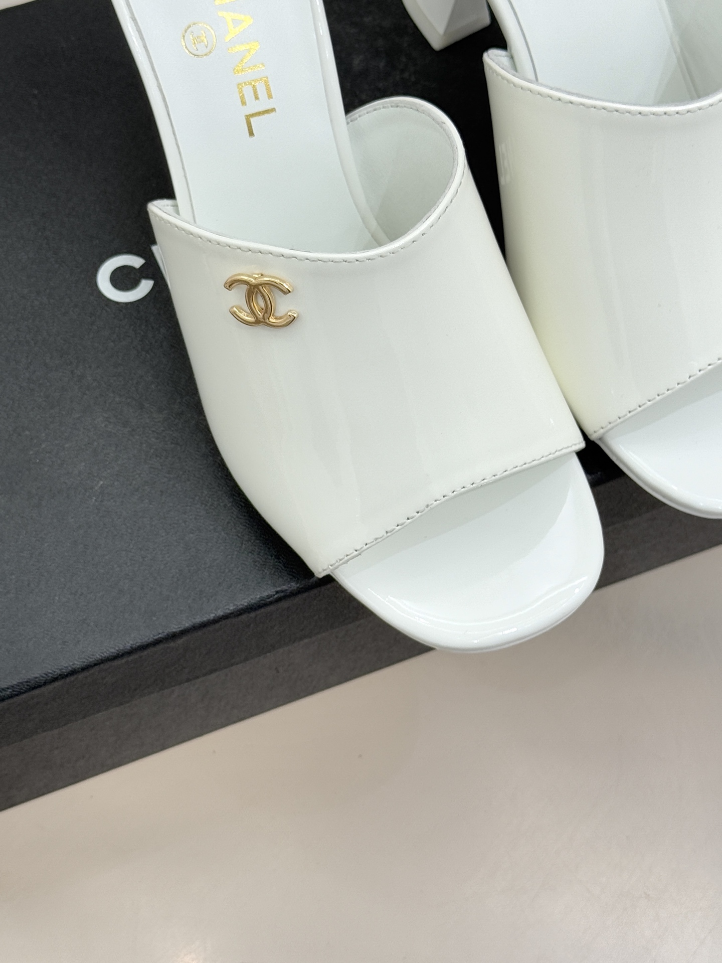 CHANE*｜小香经典走秀款酒杯跟高跟鱼嘴拖鞋当巴黎秀场的聚光灯聚焦于足尖这款秀款拖鞋便以极致优雅书写法