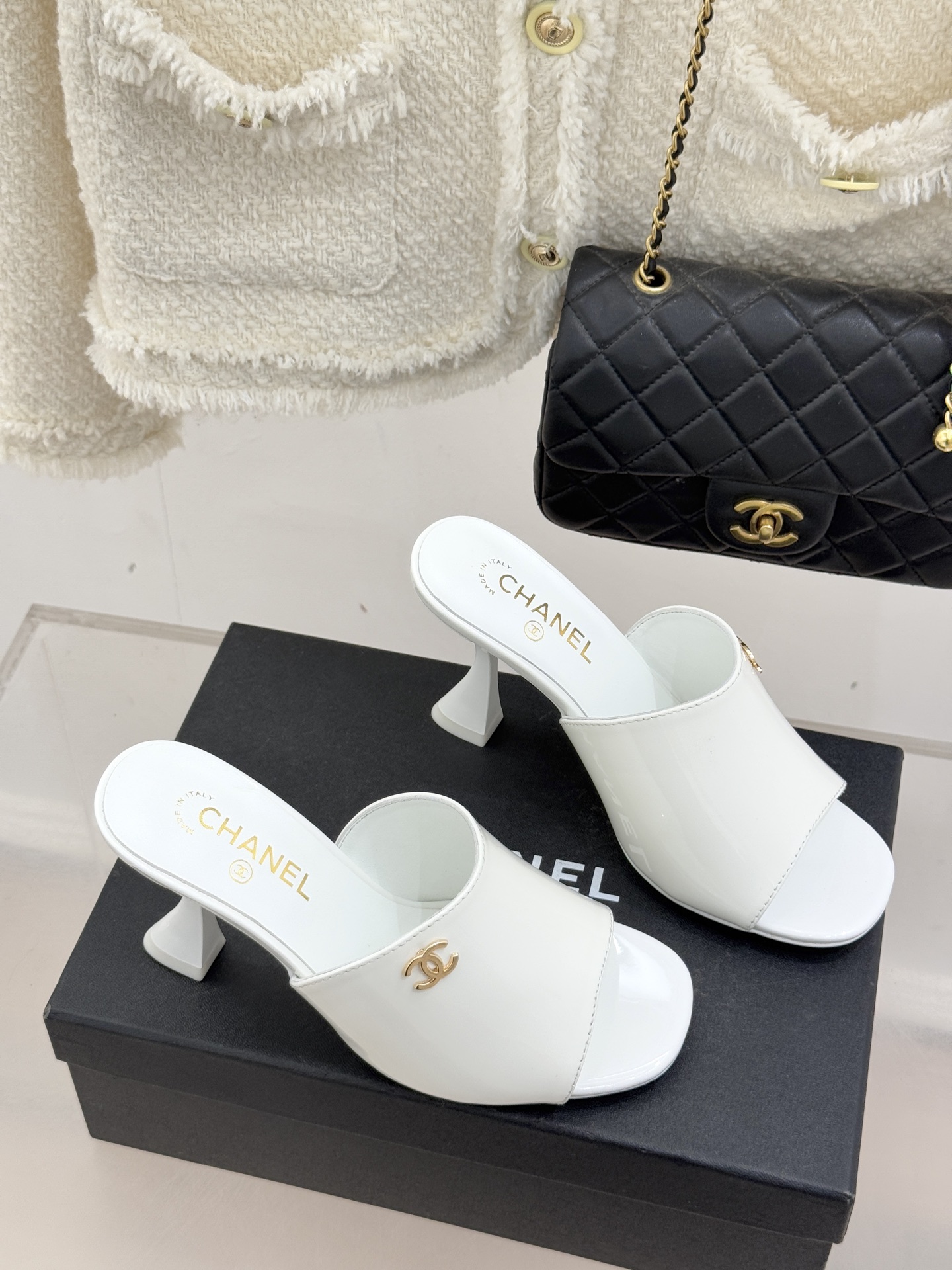 CHANE*｜小香经典走秀款酒杯跟高跟鱼嘴拖鞋当巴黎秀场的聚光灯聚焦于足尖这款秀款拖鞋便以极致优雅书写法