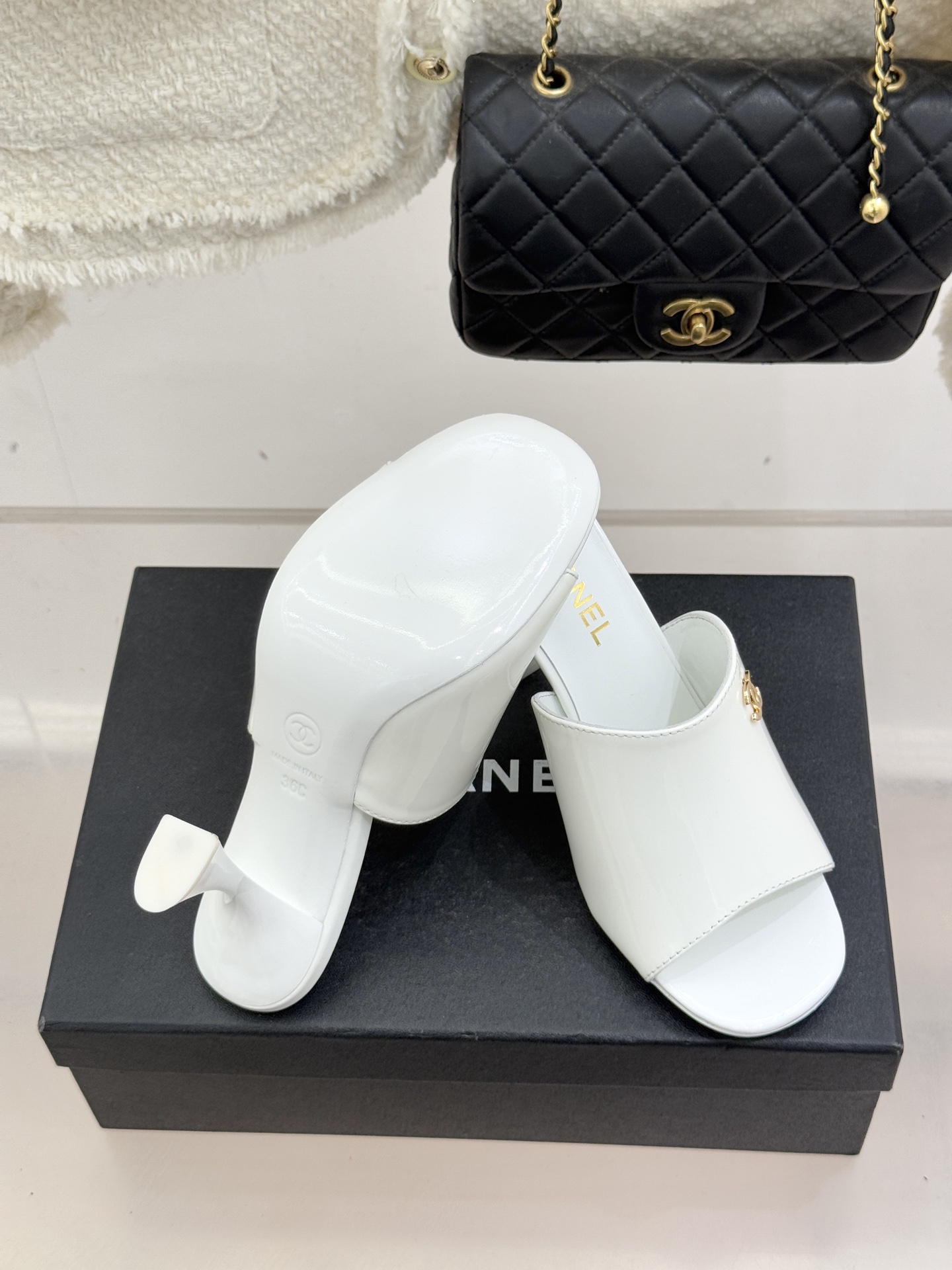 CHANE*｜小香经典走秀款酒杯跟高跟鱼嘴拖鞋当巴黎秀场的聚光灯聚焦于足尖这款秀款拖鞋便以极致优雅书写法