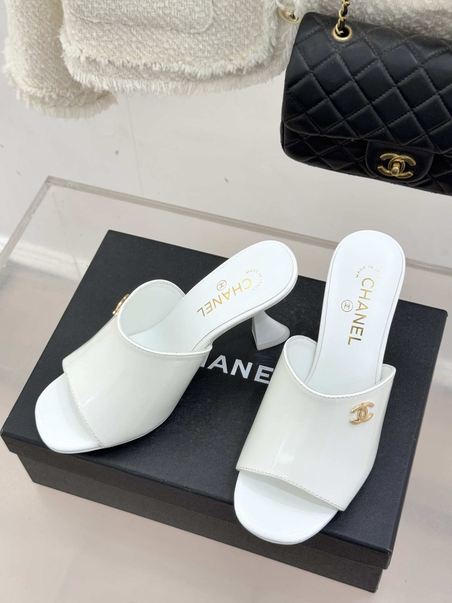 CHANE*｜小香经典走秀款酒杯跟高跟鱼嘴拖鞋当巴黎秀场的聚光灯聚焦于足尖这款秀款拖鞋便以极致优雅书写法