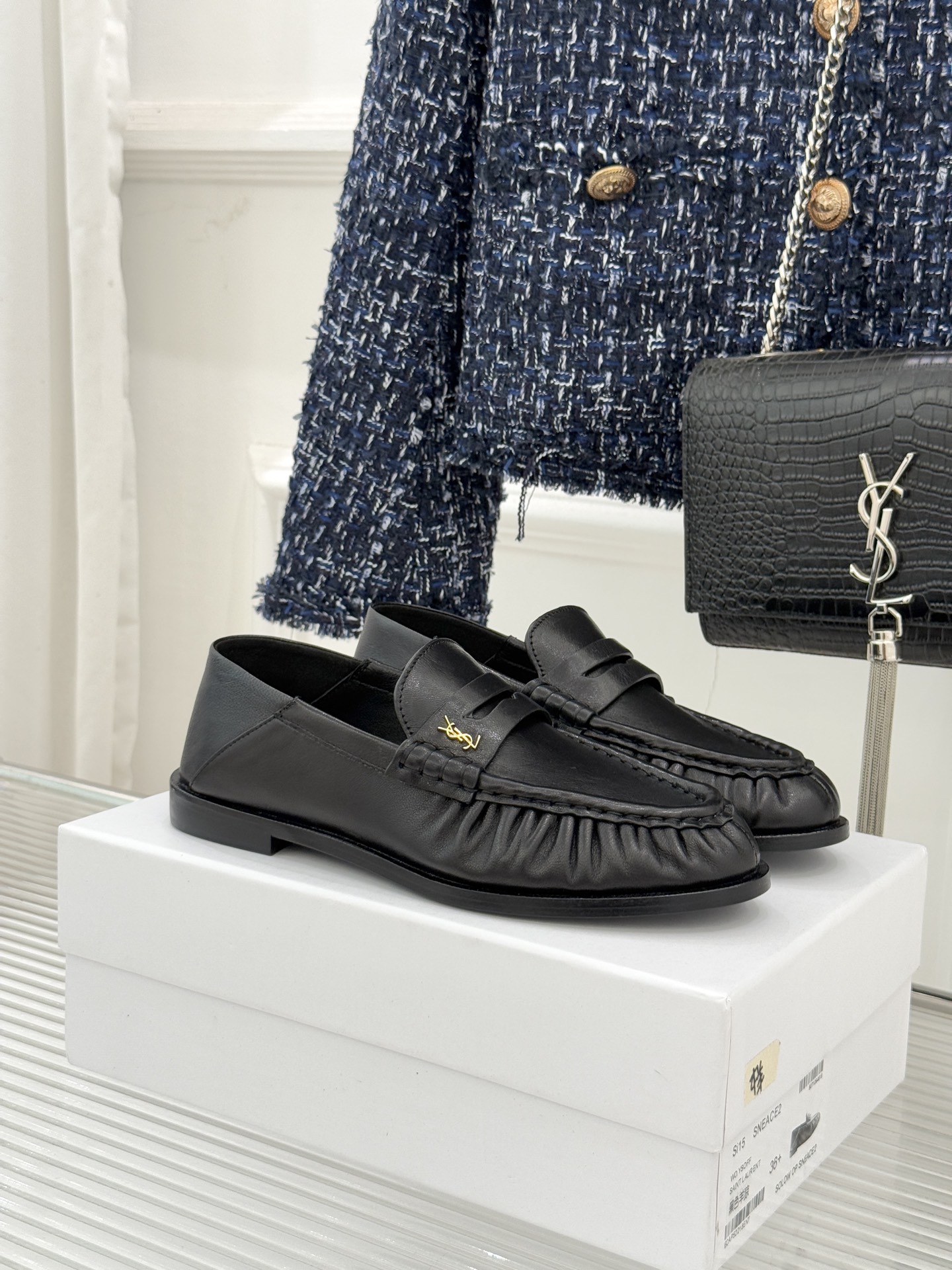 NO:630283,(With original airplane box) Saint Lauren*YSL Saint Laurent 25WF new product YSL small logo heel loafers. The iconic small logo is the soul of this pair of shoes. It is presented on the shoe body in a low-key and delicate manner. Different from the big and flamboyant logo, it is quiet but eye-catching. It outlines YSL's unique fashion DNA with simple lines and inadvertently reveals the brand's profound heritage. The classic almond-shaped design of the toe cleverly modifies the foot shape and visually lengthens the foot line.  Shows elegance and delicacy. The innovative heel design is an ingenuity that cannot be hidden. When worn, it is a neat and elegant loafer. Step on the heel and it will turn into a lazy mules in seconds, unlocking a relaxed and casual wearing mode. Whether it is paired with simple wide-leg pants or a playful short skirt, it can be easily controlled, showing the charm of different styles and becoming the finishing touch of the look. The fabric is made of original custom leather, and the inner foot pads are all sheepskin. The genuine leather outsole imported from Italy  size35-39 (customized 34/40/41/42/43), loafers, saint laurent, saint laurent, saint laurent, loafers, skirts, sheepskin, Leather soles19860909（配原版飞机盒） Saint Lauren*YSL圣罗兰25WF新品 YSL小logo踩跟乐福鞋 标志性的小logo是这双鞋的灵魂所在 以低调而精致的姿态呈现于鞋身之上. 不同于张扬的大标识 它安静却醒目 用简洁线条勾勒出YSL独有的时尚DNA 在不经意间透露出品牌的深厚底蕴 鞋头的经典杏仁形设计 巧妙修饰脚型 在视觉上拉长足部线条 彰显优雅与秀气 . 创新踩跟设计是藏不住的巧思 正穿时是利落优雅的乐福鞋 轻踩后跟秒变慵懒穆勒鞋 解锁松弛随性的穿搭模式 无论是搭配简约阔腿裤 还是俏皮小短裙 都能轻松驾驭 展现不同风格魅力 成为造型中的点睛之笔. 面料采用原版定制皮料 内里垫脚均为羊皮 意大利进口真皮大底 size35-39（34/40/41/42/43定制）,乐福鞋,saint laurent,saint laurent,saint laurent,loafers,skirts,sheepskin,Leather soles,Women's Shoes