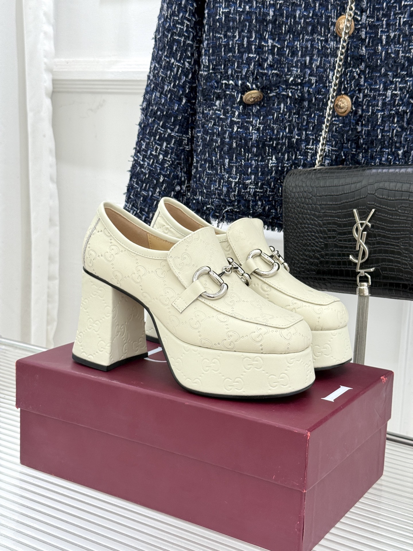 NO:646451,Gucci/Gucci 25WF new horsebit waterproof platform thick-soled thick-heeled loafers are based on the iconic horsebit design of 1953. They find the perfect balance between retro heritage and modern edge. Every detail is engraved with Italian craftsmanship, allowing high-end style to be displayed in every step. It has become a new benchmark for luxury footwear across scenes. The iconic light gold horsebit hardware shines and is carefully polished to present a warm and soft light.  While replicating the brand's classic logo, it adds a refined texture. It is not only a mark of elegance accumulated over time, but also a recognizable identity statement. It injects unique recognition into the shoes, showing a quiet sense of luxury. The neat toe profile is both refined and tolerant, just right to modify the foot line, weaken the bloated feeling, and show the slender skin. The innovative fusion of waterproof platform and thick-soled thick heel design breaks the limitations of the flat bottom of traditional loafers, and moderately increases the height to subtly lengthen the leg proportions.  Even a small person can easily have a slender figure. Pair it with high-waisted suit trousers to show your professional aura. Pair it with a plaid skirt to reveal the charm of a British college. Pair it with a knitted long skirt to show a gentle and lazy style. From daily commuting, afternoon tea to light social gatherings, you can easily manage different occasions with versatile postures to interpret high-end dressing aesthetics. The fabric is made of original custom leather, and the lining of the feet is all sheepskin. The heel height is 9cm, the platform is 4cm, and the Italian imported leather outsole  size35-39 (customized 40/41), loafers, high heels, gucci, gucci, loafers, high heels, skirts, business suit, sheepskin, Leather soles19860909Gucci/古驰25WF新品马衔扣防水台 厚底粗跟乐福鞋 以1953年标志性马衔扣设计为魂 在复古底蕴与摩登锋芒间寻得完美平衡 每一处细节都镌刻着意式匠心 让步履间尽展高阶格调 成为跨越场景的奢品鞋履新标杆. 标志性浅金马衔扣五金熠熠生辉 历经精细打磨呈现温润柔光 复刻品牌经典标识的同时更添精致质感 既是时光沉淀的奢雅印记 亦是一眼可辨的身份彰显 为鞋履注入独特辨识度 尽显不动声色的高级感. 利落鞋头廓形兼顾精致与包容 恰到好处修饰足部线条 弱化臃肿感 尽显纤细骨感 创新融合防水台与厚底粗跟设计 打破传统乐福鞋的平底局限 适度增高巧妙拉长腿部比例 小个子也能轻松拥有修长身形 搭配高腰西装裤尽显职场干练气场 搭配格纹半裙流露英伦学院韵味 搭配针织长裙彰显温柔慵懒格调 从日常通勤 午后茶叙到轻社交聚会 轻松驾驭不同场合 以百变姿态演绎高阶穿搭美学. 面料采用原版定制皮料 内里垫脚均为羊皮 跟高9cm 水台4cm 意大利进口真皮大底 size35-39（40/41定制）,乐福鞋高跟鞋,gucci,gucci,loafers,high heels,skirts,business suit,sheepskin,Leather soles,Women's Shoes