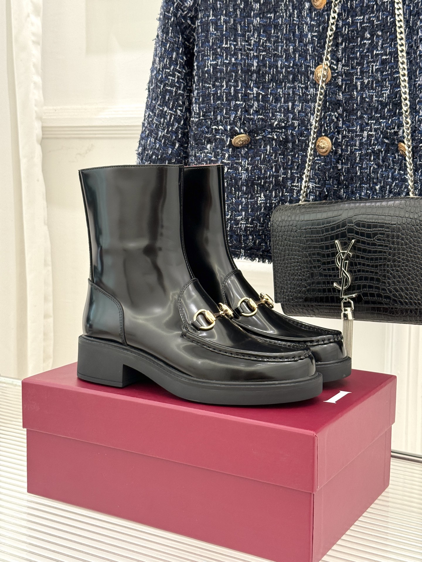 NO:646457,Loafers short boots Gucci/Gucci 25WF new horsebit platform loafers short boots Wear Gucci classics on your feet with a sense of fashion. Looking for a pair of shoes that can combine comfort and style. These are the 'dream shoes' I dream of. It cleverly combines the elegance, casualness, comfort and practicality of loafers. The iconic horsebit is presented with a golden metal texture. It perfectly integrates century-old equestrian heritage and trendy attitude. Put it on the shoe and instantly brighten the overall look.  No matter how you match it, it will show your unique taste. The thick-soled design can be called 'discreet' and the thickness of 3.5 cm not only quietly lengthens the leg line, creating a sense of long legs, but also soft and comfortable when walking. Wear it with jeans to create a casual and comfortable street style. Put it on a dress and easily create an elegant and intellectual image of an urban beauty. Whether it is for daily outings, friends gatherings or business commuting, it can be perfectly adapted and become the finishing touch of the overall look.  The fabric is made of original customized leather, the inner pads are all sheepskin, the original molded custom anti-slip outsole size35-39 (40/41/42), boots loafers, gucci, gucci, loafers, boots, skirts, jeans, sheepskin19860909乐福鞋 短靴 Gucci/古驰25WF新品马衔扣厚底 乐福鞋短靴 把Gucci经典穿在脚上 时髦感拉满 寻觅一双能兼具舒适与格调的鞋 这就是我梦寐以求的“梦中情鞋” 它巧妙融合乐福鞋的优雅随性与舒适实用 标志性马衔扣以金色金属质感呈现 将百年马术底蕴与潮流态度完美融合 往鞋面上一放 瞬间点亮整体造型 随便怎么搭配都尽显独特品味. 厚底设计堪称“小心机” 3.5厘米的厚度 不仅悄无声息地拉长腿部线条 营造出大长腿既视感 走起路来还软弹舒适 穿它搭配牛仔裤 营造出休闲自在的街头风 换上连衣裙 轻松打造优雅知性的都市丽人形象. 无论是日常出街、朋友聚会还是商务通勤, 它都能完美适配 成为整体造型的点睛之笔. 面料采用原版定制皮料 内里垫脚均为羊皮 原版开模定制防滑大底 size35-39（40/41/42定）,靴子乐福鞋,gucci,gucci,loafers,boots,skirts,jeans,sheepskin,Women's Shoes