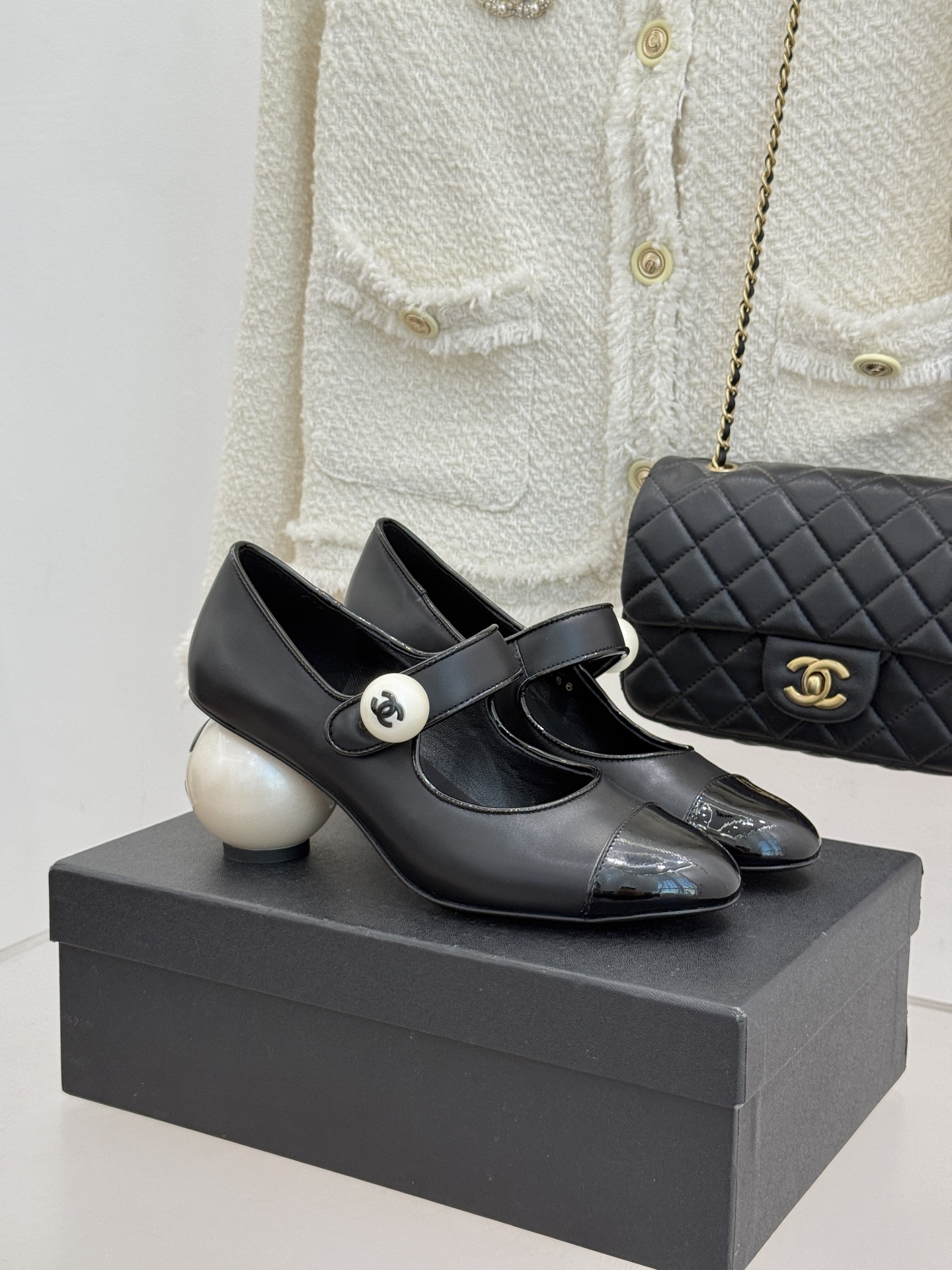 NO:648827,CHANE*｜Xiaoxiang's classic double C giant pearl heel Mary Jane shoes made everyone's jaw drop when they appeared on the fashionable T stage in Milan. They have successfully become the dream shoes of fashion people. The combination of the classic double C logo and the giant pearl heel design is simple and elegant and fully displays the brand style. It is a hit in any photo. The giant pearl heel is a miracle. The breakthrough design not only adds a luxurious and romantic atmosphere to the whole, but also makes every step feel like stepping on the clouds, full of dreamy feeling.  And it is easy to put on and take off, and there is no sense of restraint when walking. It can be easily adapted from the streets of the bustling city to the party scene. Paired with a pair of slim jeans, you can instantly transform into a cool street trend. Put on a gorgeous evening dress and become the elegant focus of the dinner. This pair of shoes is not just a pair of shoes, but also the embodiment of the fashion spirit. It is an excellent choice for fashionistas to express their personality and taste. The fabric is made of original customized sheepskin, and the inner pads are all made of sheepskin.  Italian imported genuine leather outsole size 35-39 (customized 40/41), single shoes Mary Jane, chanel, mary jane, jeans, sheepskin, Leather soles19860909CHANE*｜小香经典双C巨型珍珠跟 玛丽珍鞋 在米兰时尚的T台上 亮相便艳惊四座 成功晋升为潮流人士的梦中情鞋 经典的双C标志与巨型珍珠跟设计相结合 简洁大气又尽显品牌格调 随便一拍都很出片. 那巨型珍珠鞋跟更是神来之笔 突破常规的设计 不仅为整体增添了奢华浪漫的氛围 还让每一步都仿佛踩在云端 充满梦幻感. 而且穿脱方便 行走时也不会有束缚感. 从繁华都市的街头 派对的现场 它都能轻松适配, 搭配一条修身牛仔裤 瞬间化身酷飒的街头潮人 换上一袭华丽晚装 成为晚宴上的优雅焦点 . 这双鞋子 不只是一双鞋履 更是时尚精神的具象化 是时尚达人们表达个性与品味的绝佳选择 . 面料采用原版定制羊皮 内里垫脚均为羊皮材质 意大利进口真皮大底 size35-39（40/41定制）,单鞋玛丽珍,chanel,mary jane,jeans,sheepskin,Leather soles,Women's Shoes