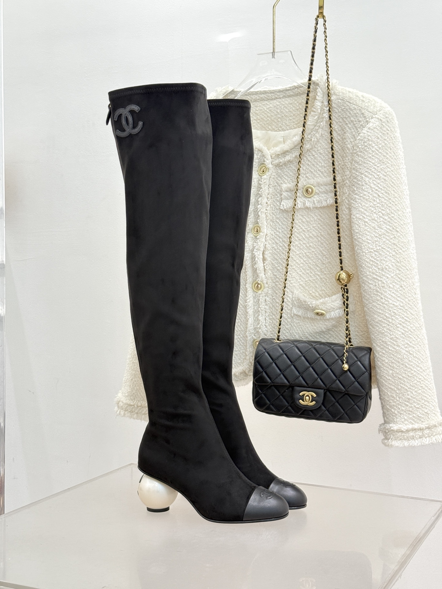 NO:648819,Mid-calf boots, long boots CHANE*｜Xiaoxiang's classic autumn and winter new product Double C Giant Pearl Heel Catwalk Stretch Boots stunned everyone when they appeared on the fashionable T stage in Milan. They have successfully been promoted to the dream boots of fashion people. The combination of the classic Double C logo and the giant pearl heel design is simple and elegant and fully displays the brand style. It is a hit in any photo. The giant pearl heel is a miracle. The design that breaks the rules not only adds a luxurious and romantic atmosphere to the whole  It also makes every step feel like stepping on the clouds, full of a sense of dream. The upper is made of high-quality elastic material, which can perfectly fit the calf line, modify the leg shape, make the legs look straight and slender, and is easy to put on and take off without feeling restricted when walking. It can be easily adapted from the streets of the bustling city to the party scene. Paired with a pair of slim jeans, you can instantly transform into a cool street trendy person. Put on a gorgeous evening dress and become the elegant focus of the dinner party. This pair of boots is more than just a pair of shoes.  It is the embodiment of fashion spirit and an excellent choice for fashionistas to express their personality and taste. The fabric is made of original customized elastic material. The inner pads are made of sheepskin. Italian imported genuine leather outsole size35-39 (customized 40/41), boots, chanel, boots, jeans, sheepskin, Leather soles19860909中筒靴 长靴 CHANE*｜小香经典秋冬新品双C巨型 珍珠跟走秀弹力靴 在米兰时尚的T台上 亮相便艳惊四座 成功晋升为潮流人士的梦中情靴 . 经典的双C标志与巨型珍珠跟设计相结合 简洁大气又尽显品牌格调 随便一拍都很出片. 那巨型珍珠鞋跟更是神来之笔 突破常规的设计 不仅为整体增添了奢华浪漫的氛围 还让每一步都仿佛踩在云端 充满梦幻感. 鞋面采用高品质弹力材质 能完美贴合小腿线条 修饰腿型 让双腿看起来笔直修长  而且穿脱方便 行走时也不会有束缚感. 从繁华都市的街头 派对的现场 它都能轻松适配, 搭配一条修身牛仔裤 瞬间化身酷飒的街头潮人 换上一袭华丽晚装 成为晚宴上的优雅焦点 . 这双靴子 不只是一双鞋履 更是时尚精神的具象化 是时尚达人们表达个性与品味的绝佳选择 . 面料采用原版定制弹力材质 内里垫脚均为羊皮材质 意大利进口真皮大底 size35-39（40/41定制）,靴子,chanel,boots,jeans,sheepskin,Leather soles,Women's Shoes