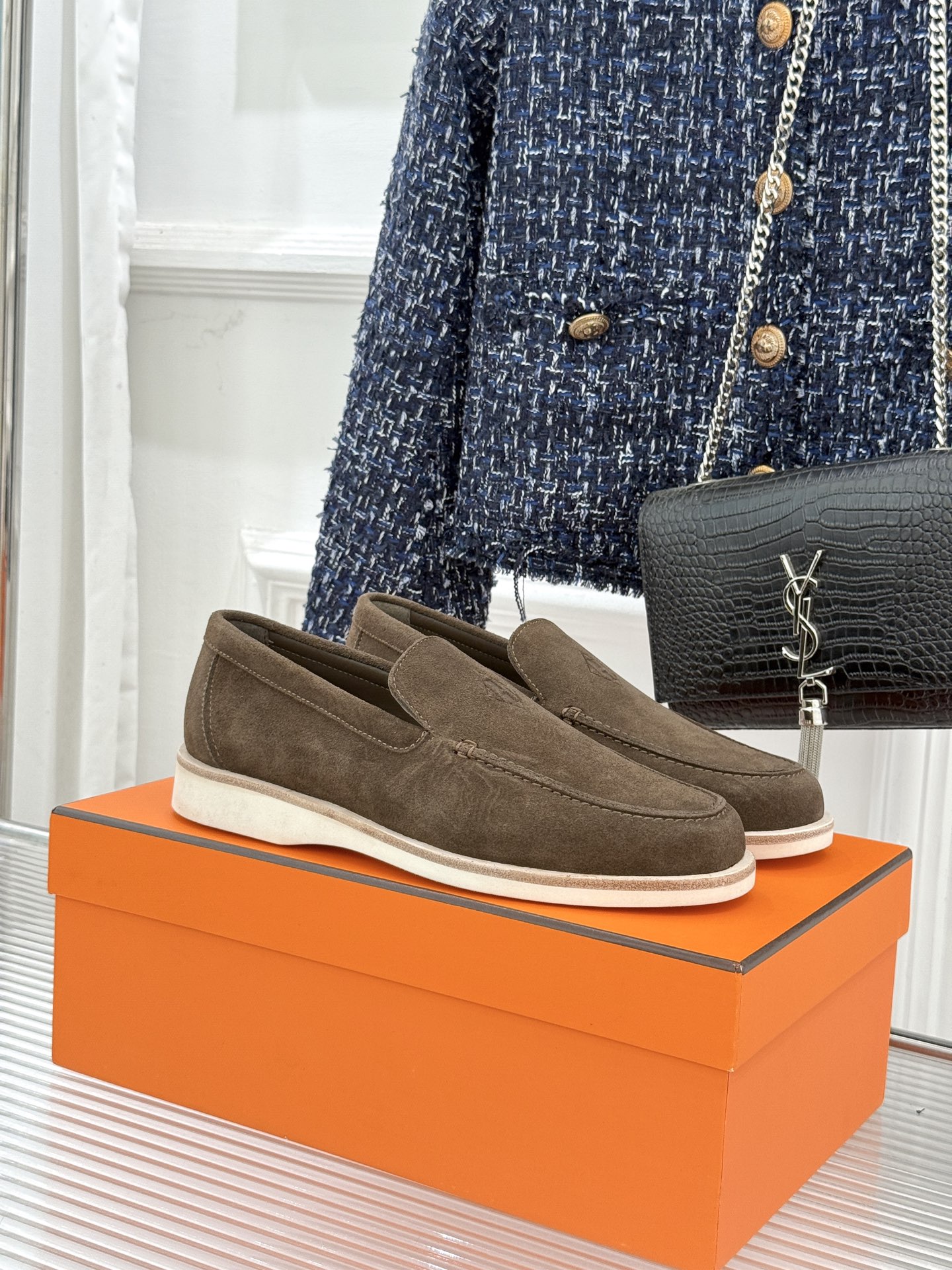 NO:649173,Men's size +10 Hermès/Hermès 25WF new retro couple style loafers Love - is the shining star in the long river of time, and this pair of loafers is an exquisite footnote in this romantic story. The classic loafer shoe shape is integrated into Hermès' unique design aesthetics, simple but stylish. The smooth lines of the shoe body are like the delicate emotions between lovers, gentle and extended. The iconic buckle shines with a low-key luxury light in the sun.  Just like those shining moments in love, they become the focus of everyone's attention. Wearing together as a couple is a sweet tacit understanding. Whether strolling on the bustling city streets or on the quiet park paths, it conveys endless love. Every step taken together is engraved with memories belonging to each other and becomes the envy of others. The fabric is made of original custom leather, the inner feet are all made of cowhide, and the original molded custom-made non-slip and wear-resistant outsole  Size female 35-40 male 39-46 (female 40/male 45/46 customized), loafers, hermes, hermes, loafers, cowhide19860909男码＋10 Hermès/爱马仕25WF新品复古情侣款乐福鞋 爱情—是岁月长河里的熠熠星辰 而这双乐福鞋则是这浪漫故事里的精致注脚 经典的乐福鞋型 融入爱马仕独特的设计美学 简约却不失格调 鞋身流畅的线条 宛如恋人间细腻的情感 温柔且绵延. 标志性的扣饰 在阳光下闪烁着低调奢华的光芒 如同爱情中那些闪耀的瞬间 成为众人瞩目的焦点. 情侣共穿 是一种甜蜜的默契. 无论是漫步在繁华的都市街头 还是在宁静的公园小径都传递的是无尽的爱意. 一起走过的每一步 都印刻着属于彼此的回忆 成为旁人眼中羡慕的风景. 面料采用原版定制皮料 内里垫脚均为牛皮材质 原版开模定制防滑耐磨大底 size女35-40男39-46（女40/男45/46定制）,乐福鞋,hermes,hermes,loafers,cowhide,Women's Shoes