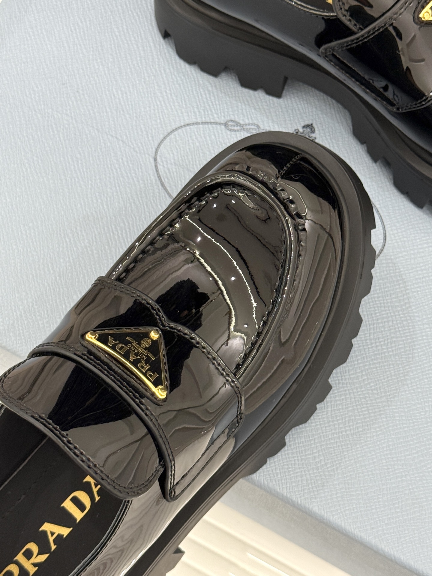 Prada/普拉达经典三角标厚底乐福鞋当米兰的时尚传承邂逅百年经典这款乐福鞋以跨越时空的设计语言重新定义