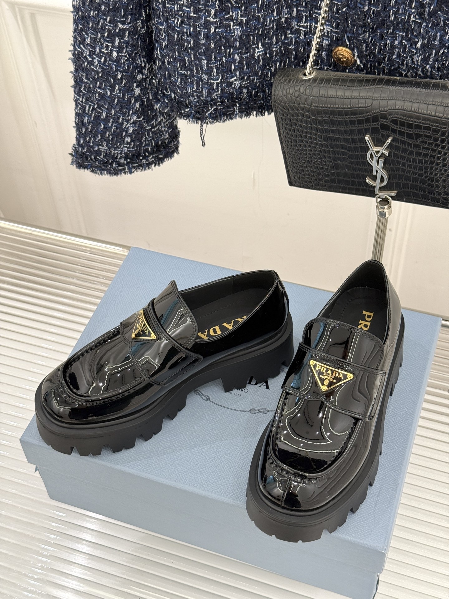 Prada/普拉达经典三角标厚底乐福鞋当米兰的时尚传承邂逅百年经典这款乐福鞋以跨越时空的设计语言重新定义