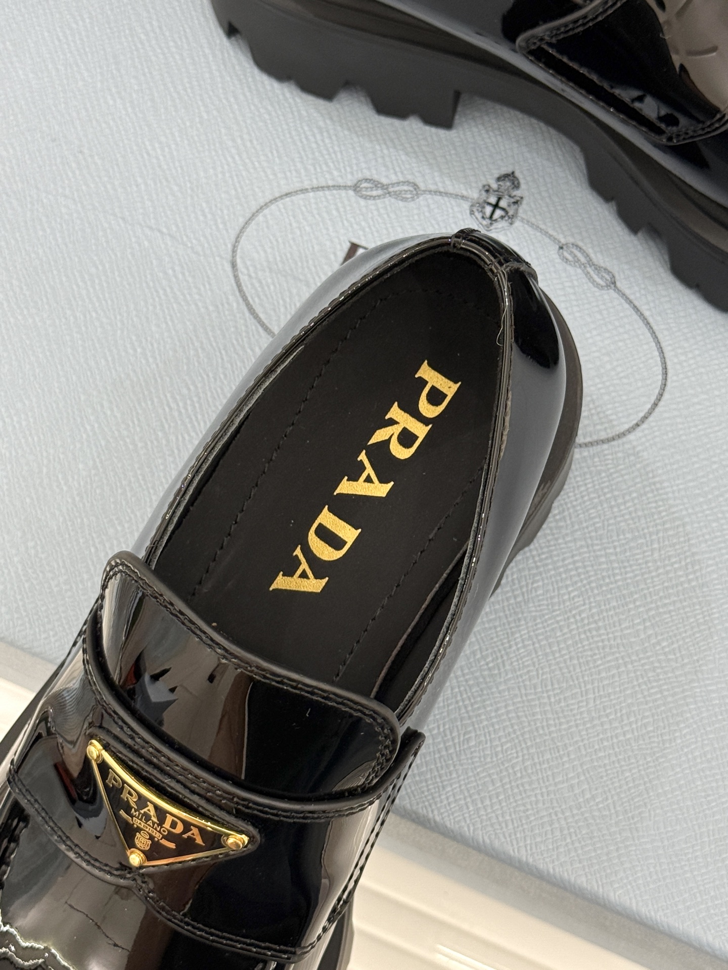 Prada/普拉达经典三角标厚底乐福鞋当米兰的时尚传承邂逅百年经典这款乐福鞋以跨越时空的设计语言重新定义