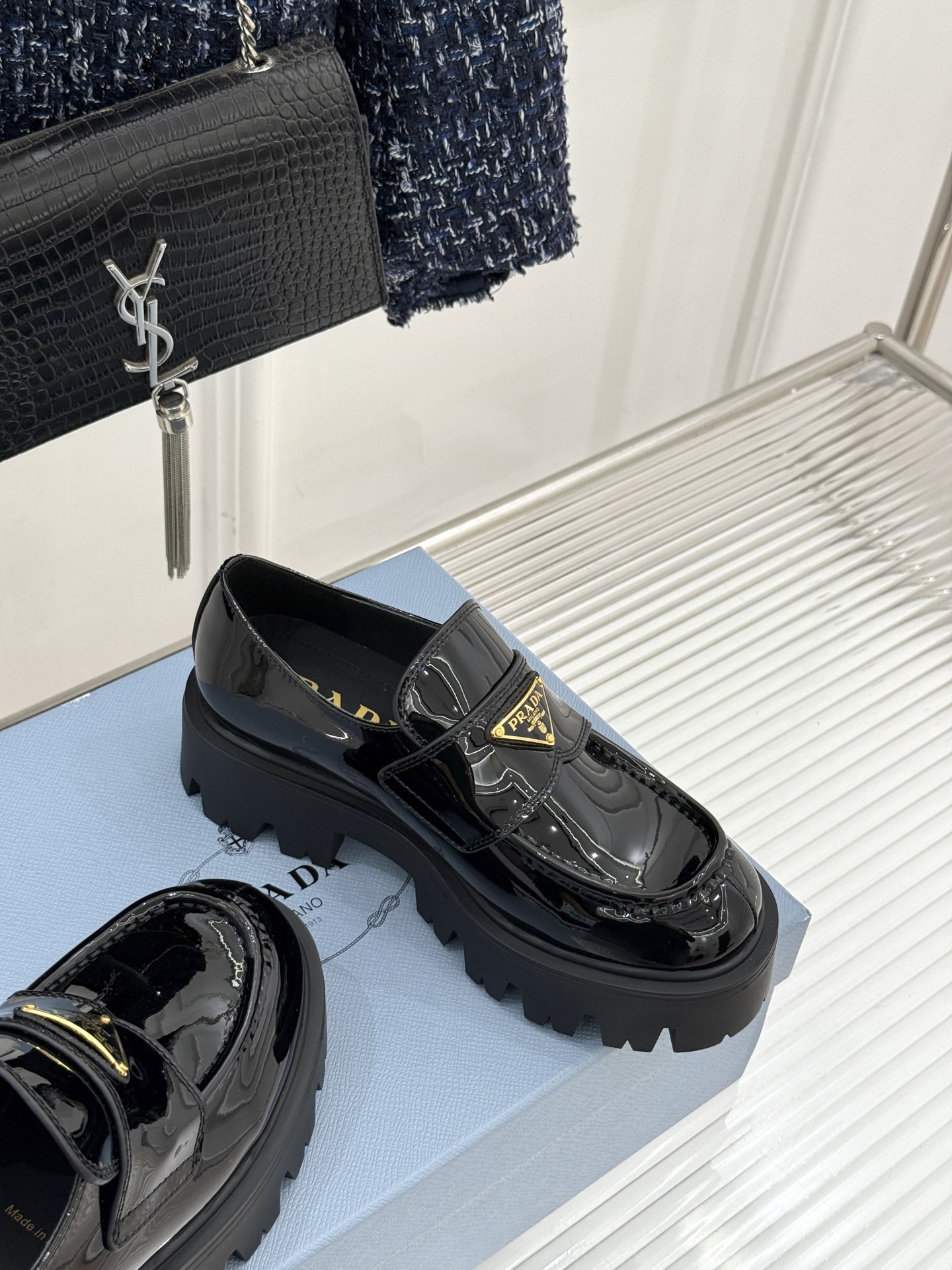 Prada/普拉达经典三角标厚底乐福鞋当米兰的时尚传承邂逅百年经典这款乐福鞋以跨越时空的设计语言重新定义