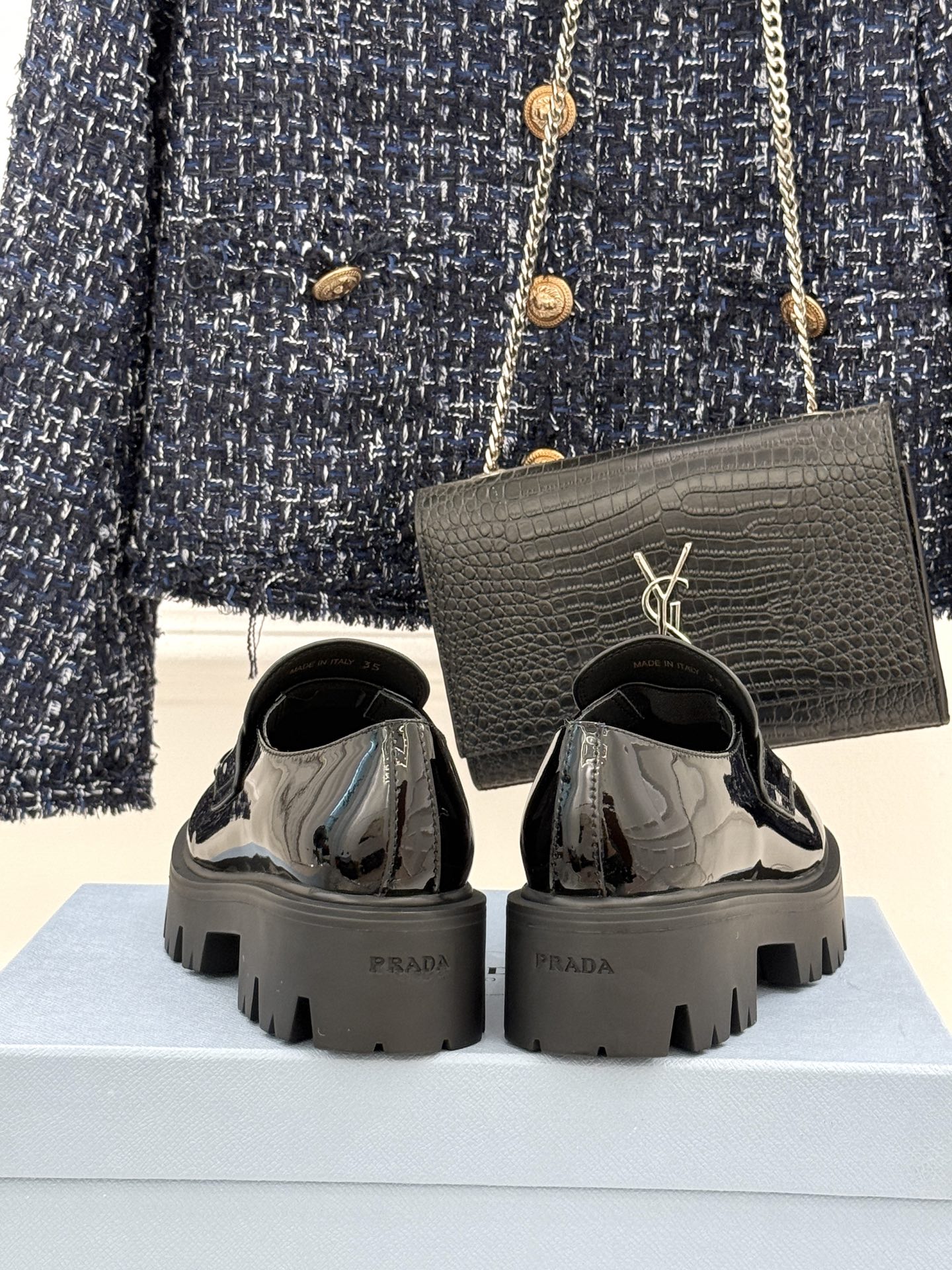 Prada/普拉达经典三角标厚底乐福鞋当米兰的时尚传承邂逅百年经典这款乐福鞋以跨越时空的设计语言重新定义