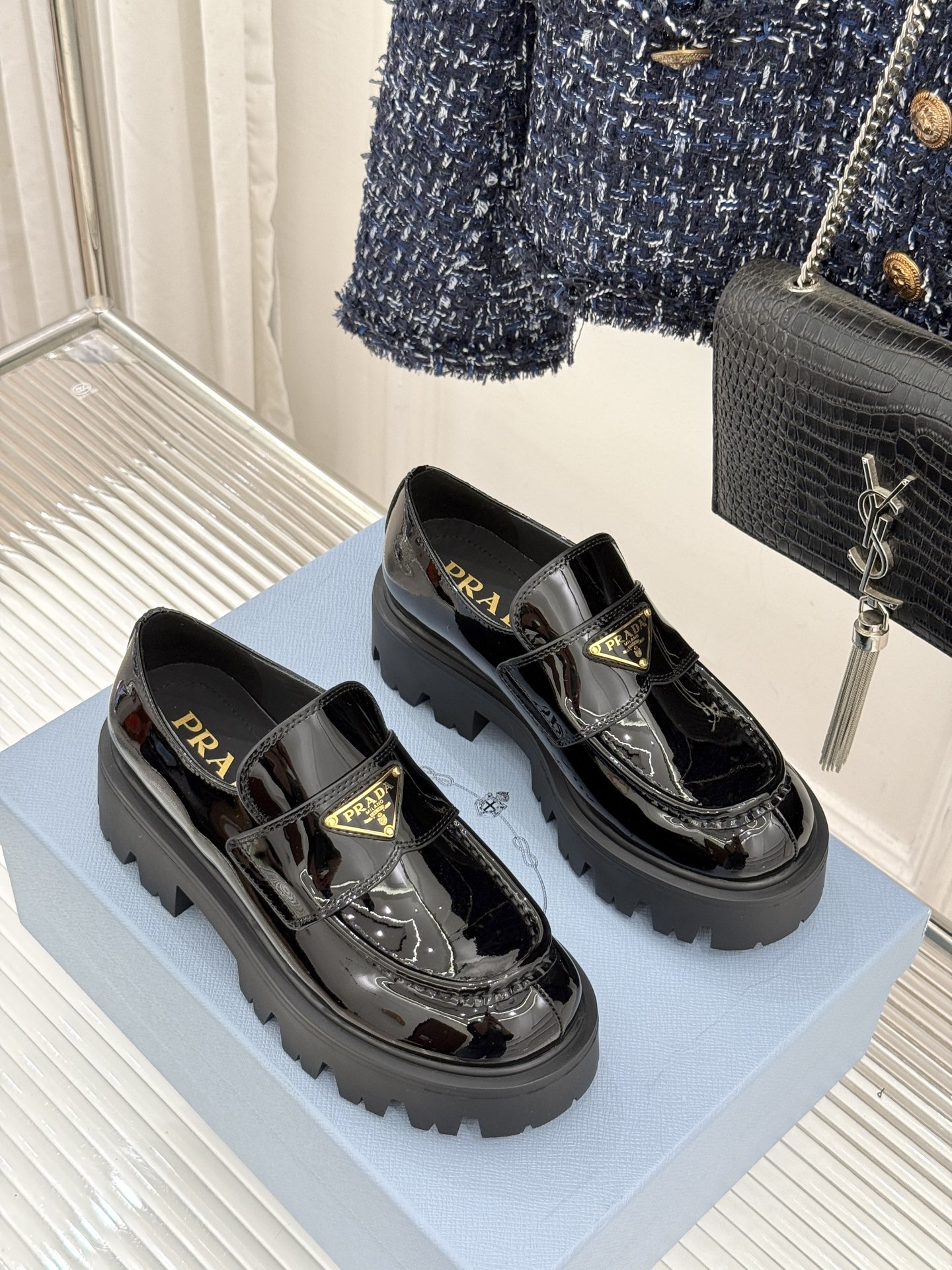 Prada/普拉达经典三角标厚底乐福鞋当米兰的时尚传承邂逅百年经典这款乐福鞋以跨越时空的设计语言重新定义