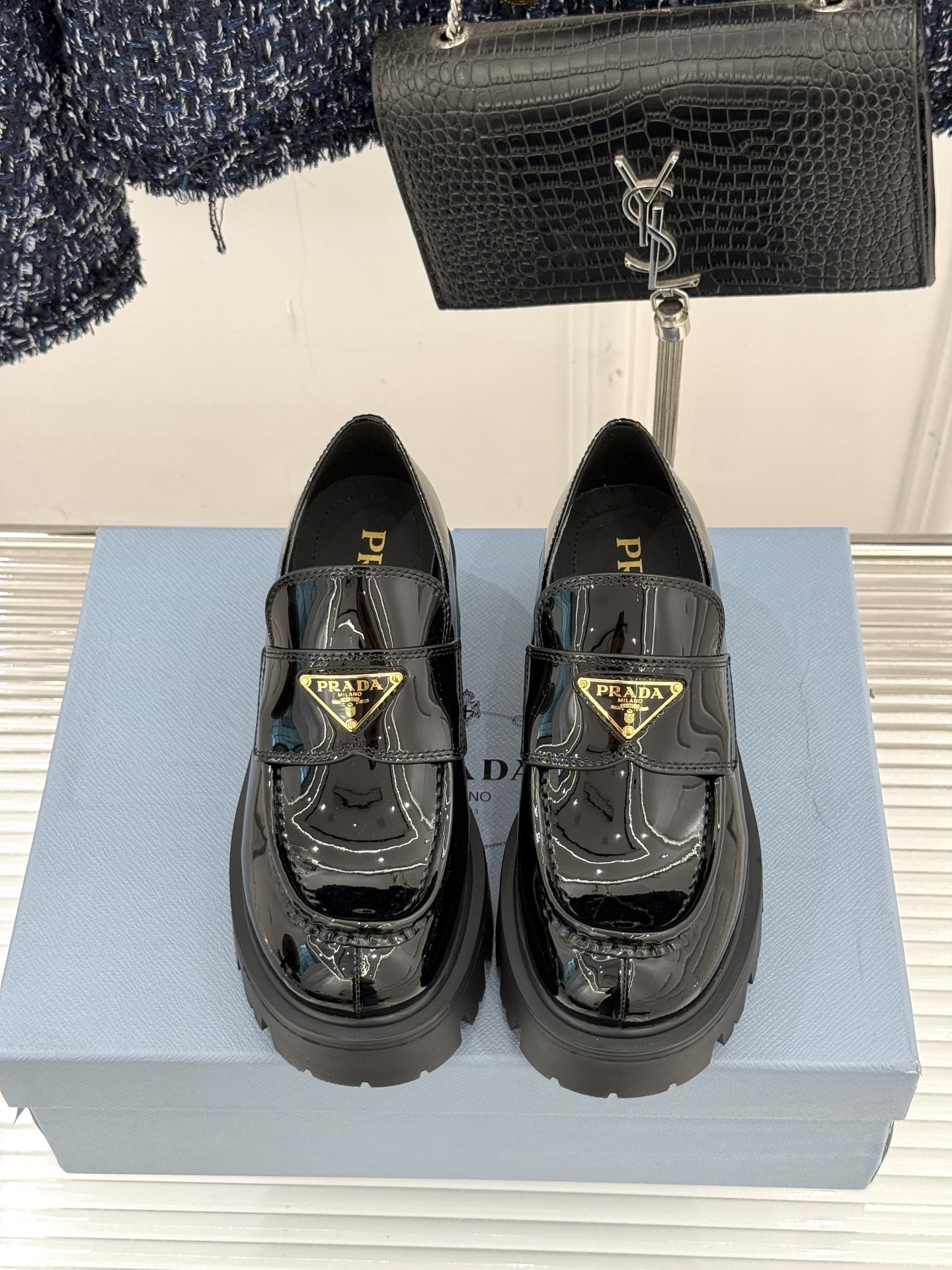 Prada/普拉达经典三角标厚底乐福鞋当米兰的时尚传承邂逅百年经典这款乐福鞋以跨越时空的设计语言重新定义