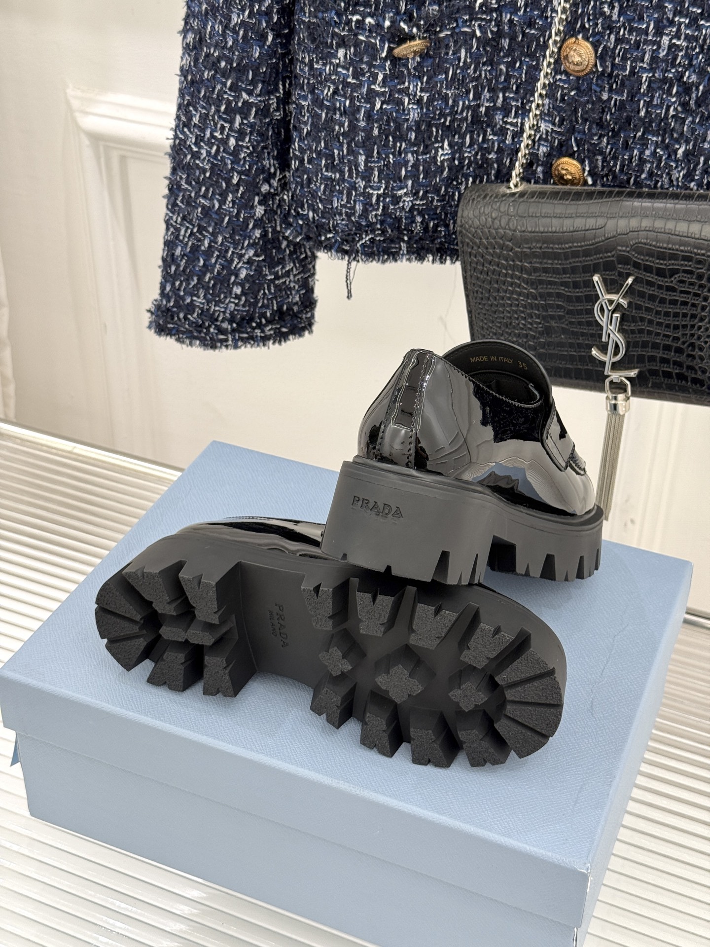 Prada/普拉达经典三角标厚底乐福鞋当米兰的时尚传承邂逅百年经典这款乐福鞋以跨越时空的设计语言重新定义