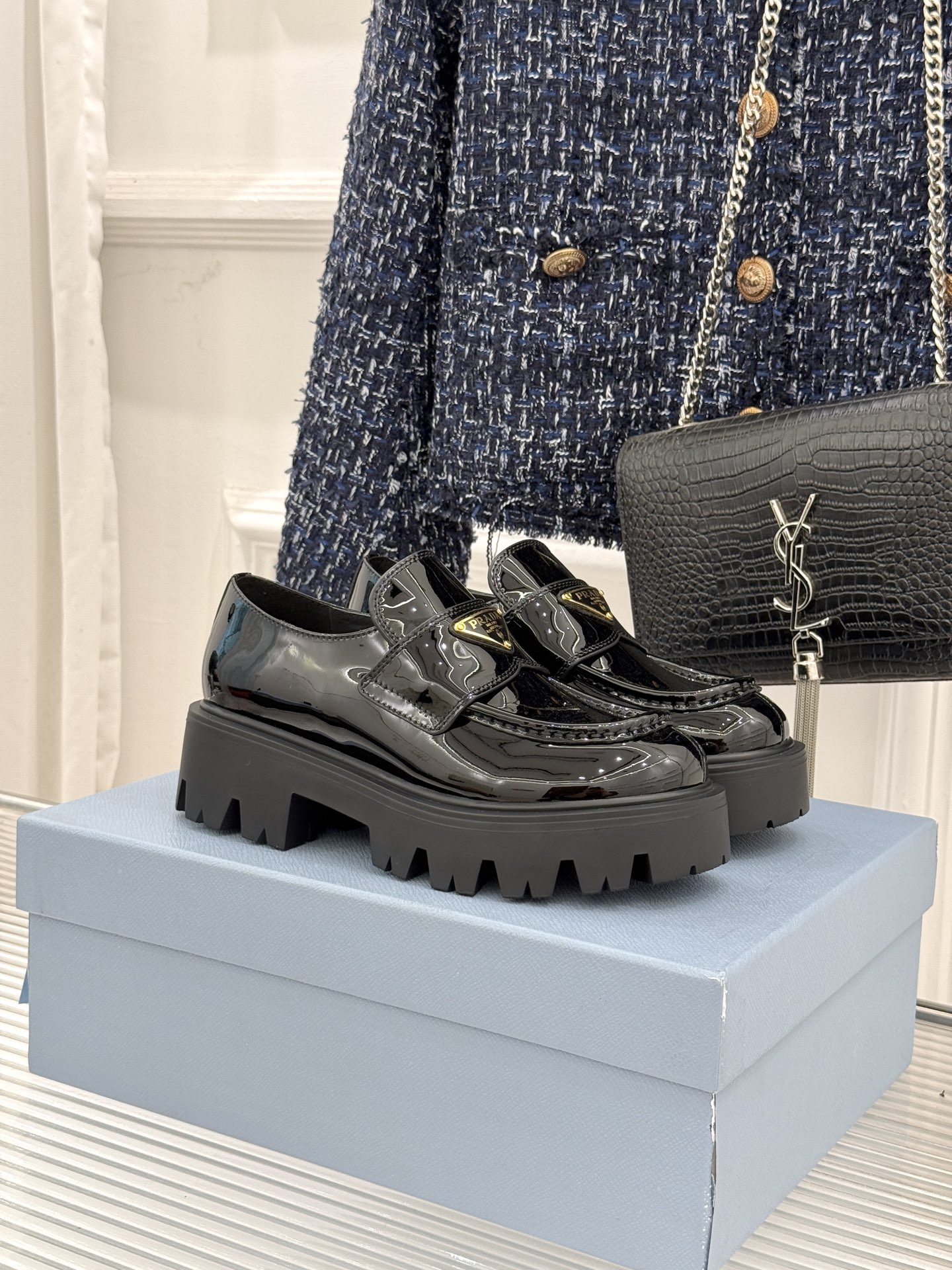 Prada/普拉达经典三角标厚底乐福鞋当米兰的时尚传承邂逅百年经典这款乐福鞋以跨越时空的设计语言重新定义